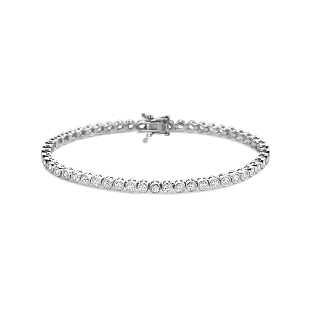 Gerhodineerd 925 zilveren tennisarmband uitgevoerd met zirkonia. De armband heeft een schakelbreedte van 3.4mm.