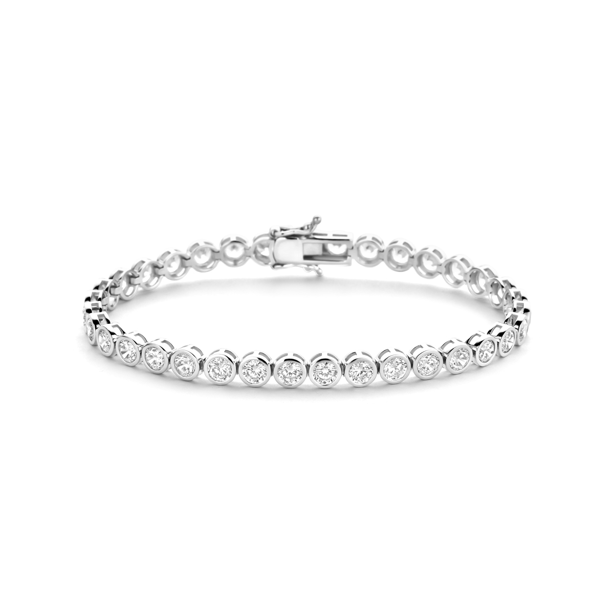 Gerhodineerd 925 zilveren tennisarmband uitgevoerd met zirkonia. De armband heeft een schakelbreedte van 5.3mm.