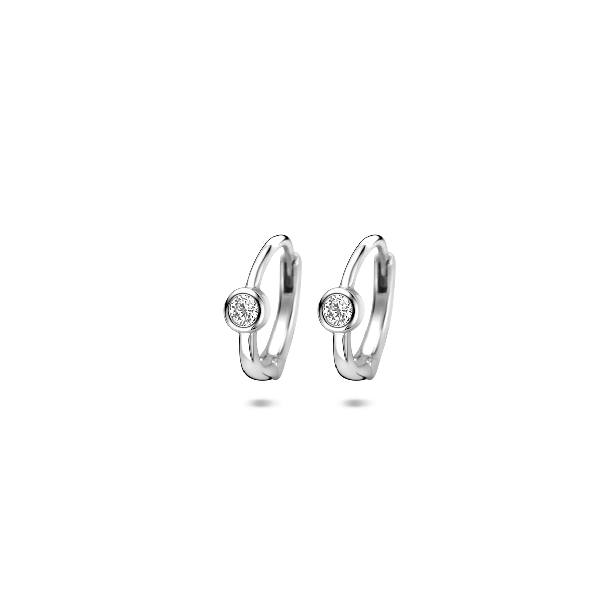 Gerhodineerd 925 zilveren klapoorringen uitgevoerd met zirkonia. De klapoorringen hebben een afmeting van 12x3.5mm.
