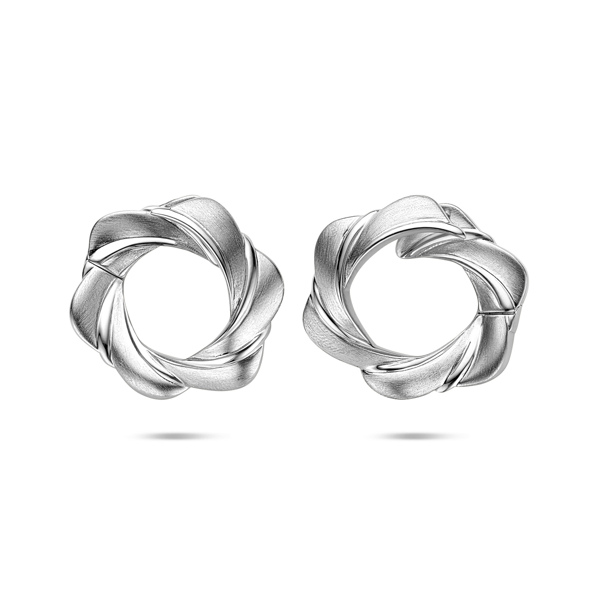 Gerhodineerd 925 zilveren klapoorringen met een afmeting van 23.5x14mm.