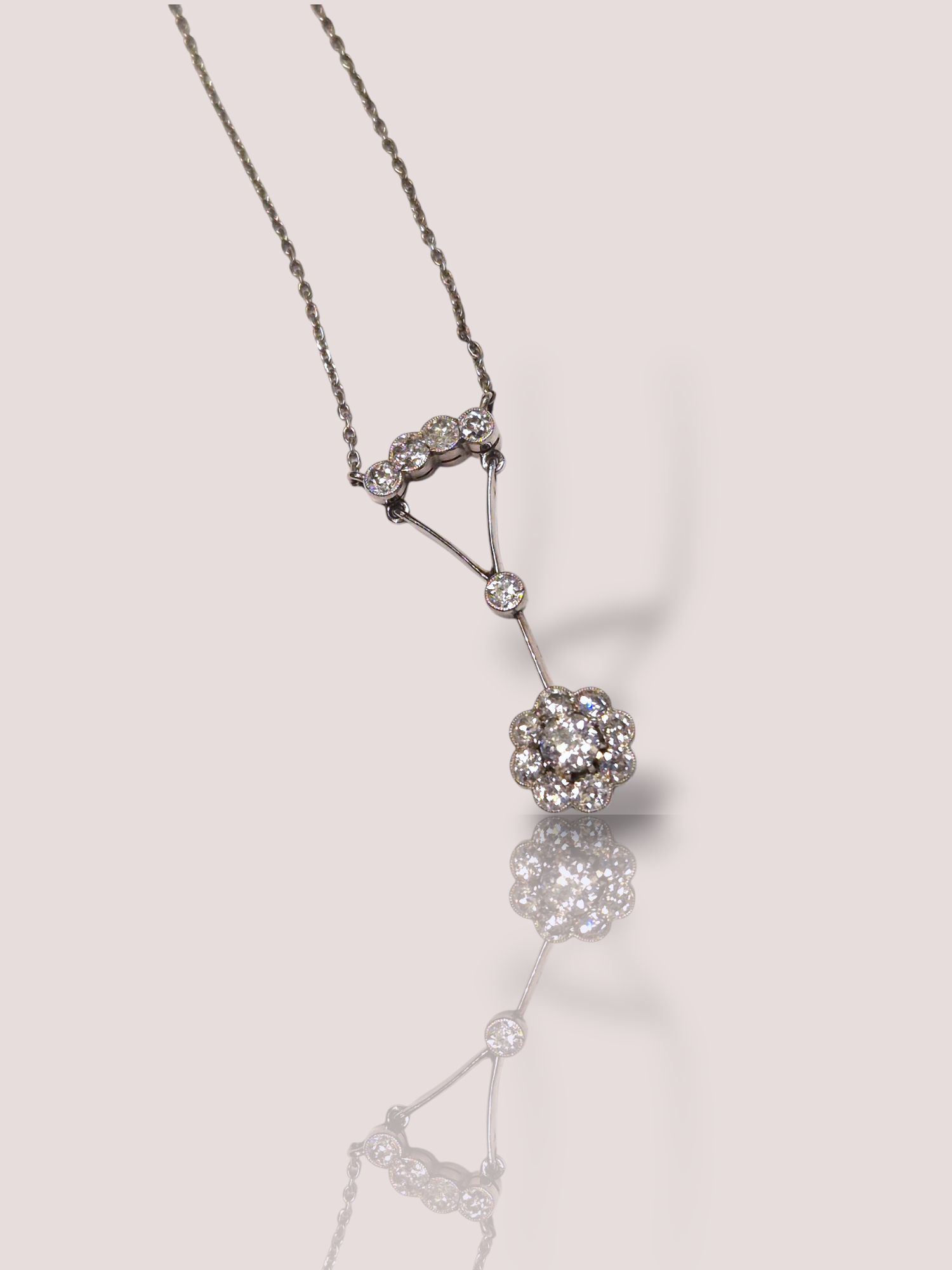 Dit prachtige antieke 14k witgouden collier is voorzien van schitterende diamanten voor een elegante uitstraling. Het collier kan op verschillende manieren gedragen worden, bijvoorbeeld als statement piece bij een avondjurk of juist als subtiele toevoeging aan een casual outfit. Deze tijdloze en veelzijdige ketting is een echte eyecatcher en een waardevolle aanvulling op uw sieradencollectie.

De hanger bestaat uit 14 diamanten, waarvan de center stone een 0,25 Bolsjewiek geslepen diamant is. Het collier is 40 cm lang en valt prachtig elegant om de hals.