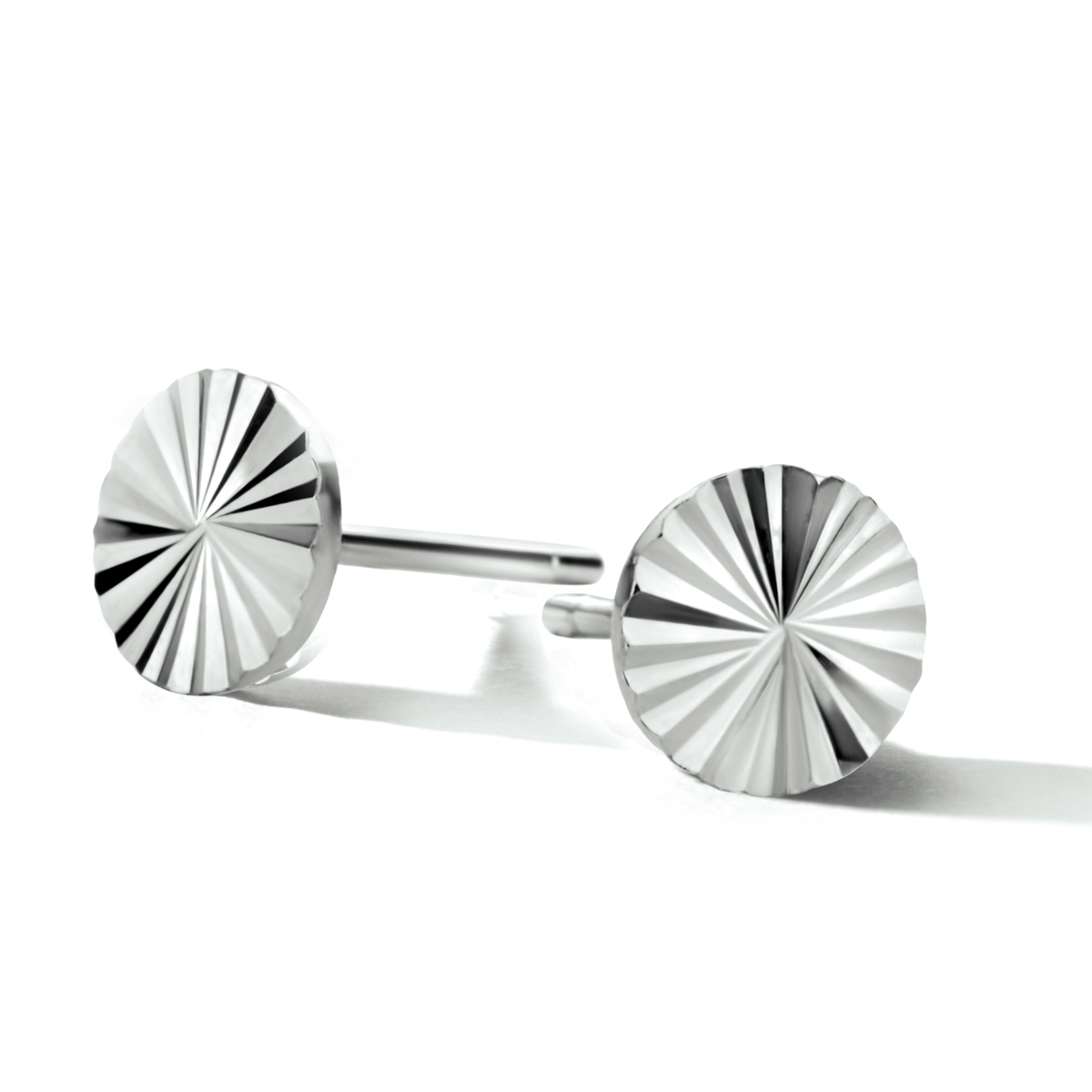 Gerhodineerd 925 zilveren oorknoppen met een gediamanteerde afwerking. De oorknoppen hebben een diameter van 6mm