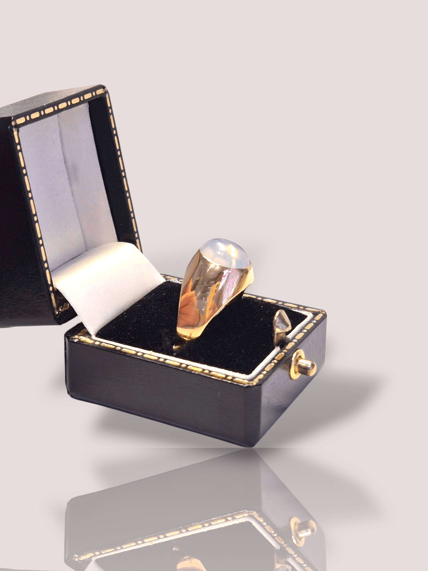 Deze prachtige vintage ring is vervaardigd van 18k geel goud en is bezet met een schitterende maansteen. De ring heeft een tijdloos design en is een echte eyecatcher. Draag deze unieke ring als statement piece bij elke gelegenheid. De ring is perfect te combineren met andere gouden sieraden voor een elegante look. Maak je outfit compleet met deze vintage ring met maansteen!

De maansteen is 10 bij 8 mm.