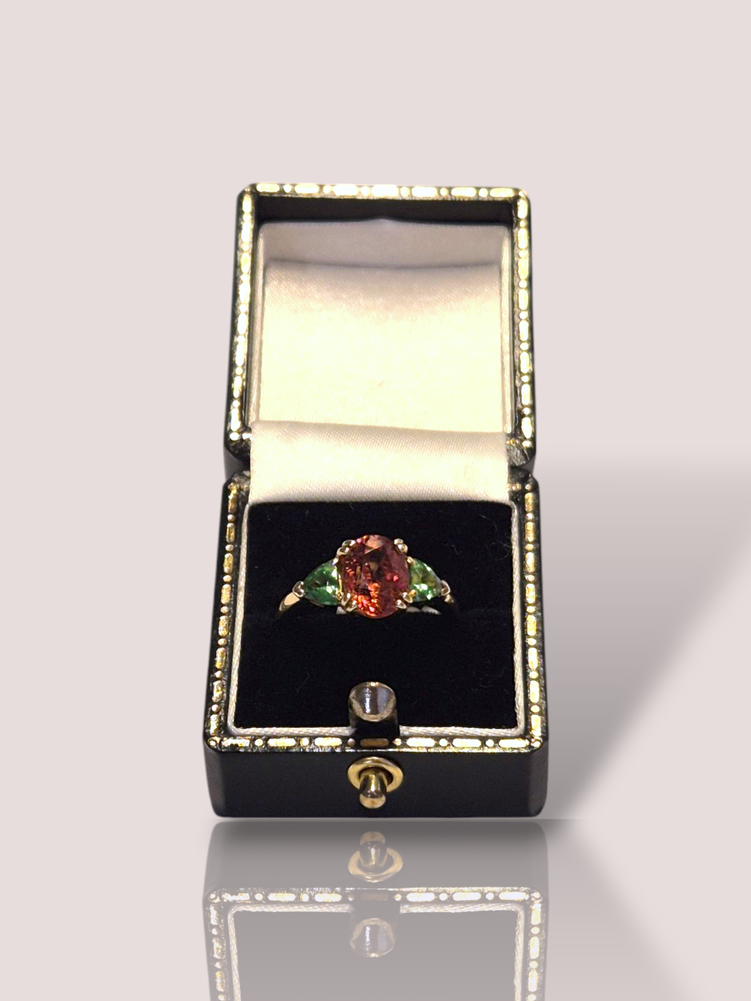 Deze vintage 18k geel gouden ring heeft een prachtige combinatie van spessartine granaat en tsavoriet edelstenen. Het ontwerp is tijdloos en elegant, perfect voor elke gelegenheid. Draag deze ring op zichzelf om de schoonheid van de edelstenen te laten stralen, of combineer hem met andere gouden sieraden voor een luxe uitstraling. Een uniek en stijlvol stuk voor de liefhebber van vintage juwelen.

De ring kan eventueel op maat vermaakt worden.