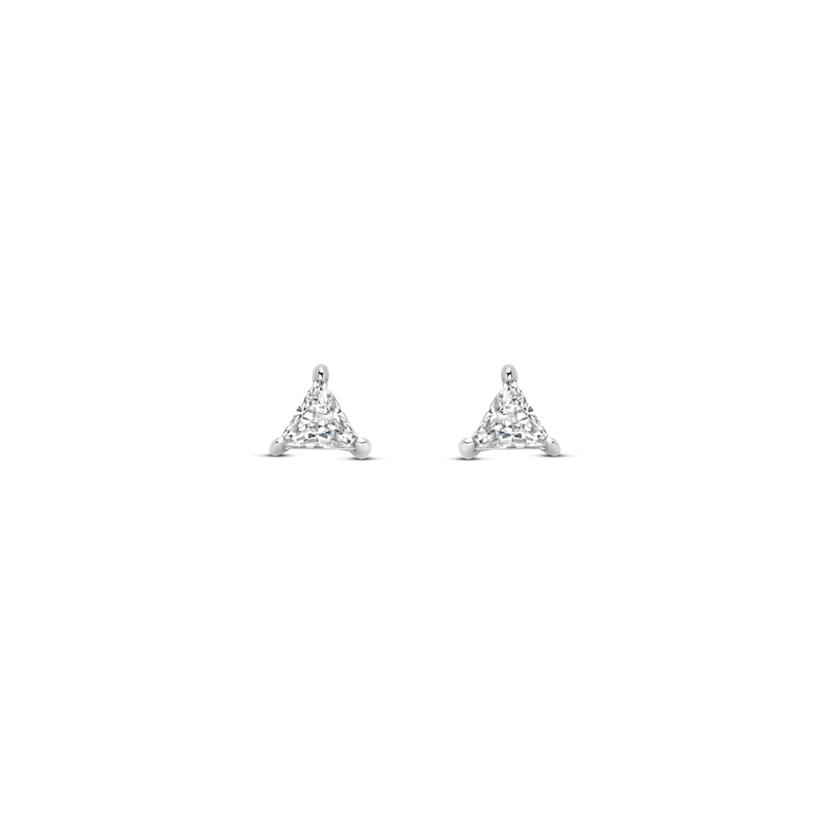 Gerhodineerd 925 zilveren oorknoppen uitgevoerd met zirkonia. De oorknoppen hebben een afmeting van 4x4.5mm.