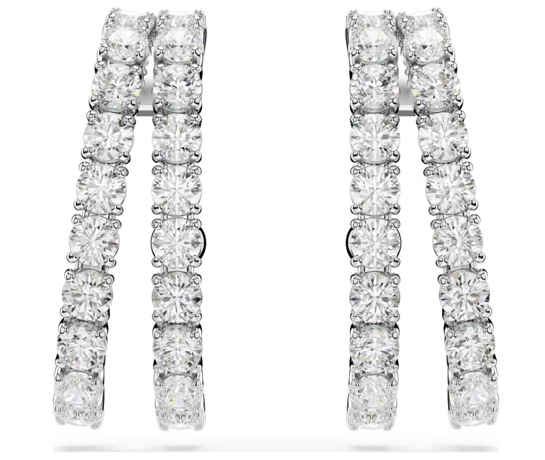 Extreme elegantie ontmoet stralend licht in deze prachtige Matrix-oorstekers. Elk sieraad met rhodium toplaag heeft twee banden die zijn versierd met Swarovski Zirkonia in Round-slijpvorm in een heldere tint. Een betoverende keuze om de verfijnde kant van uw stijl te uiten.