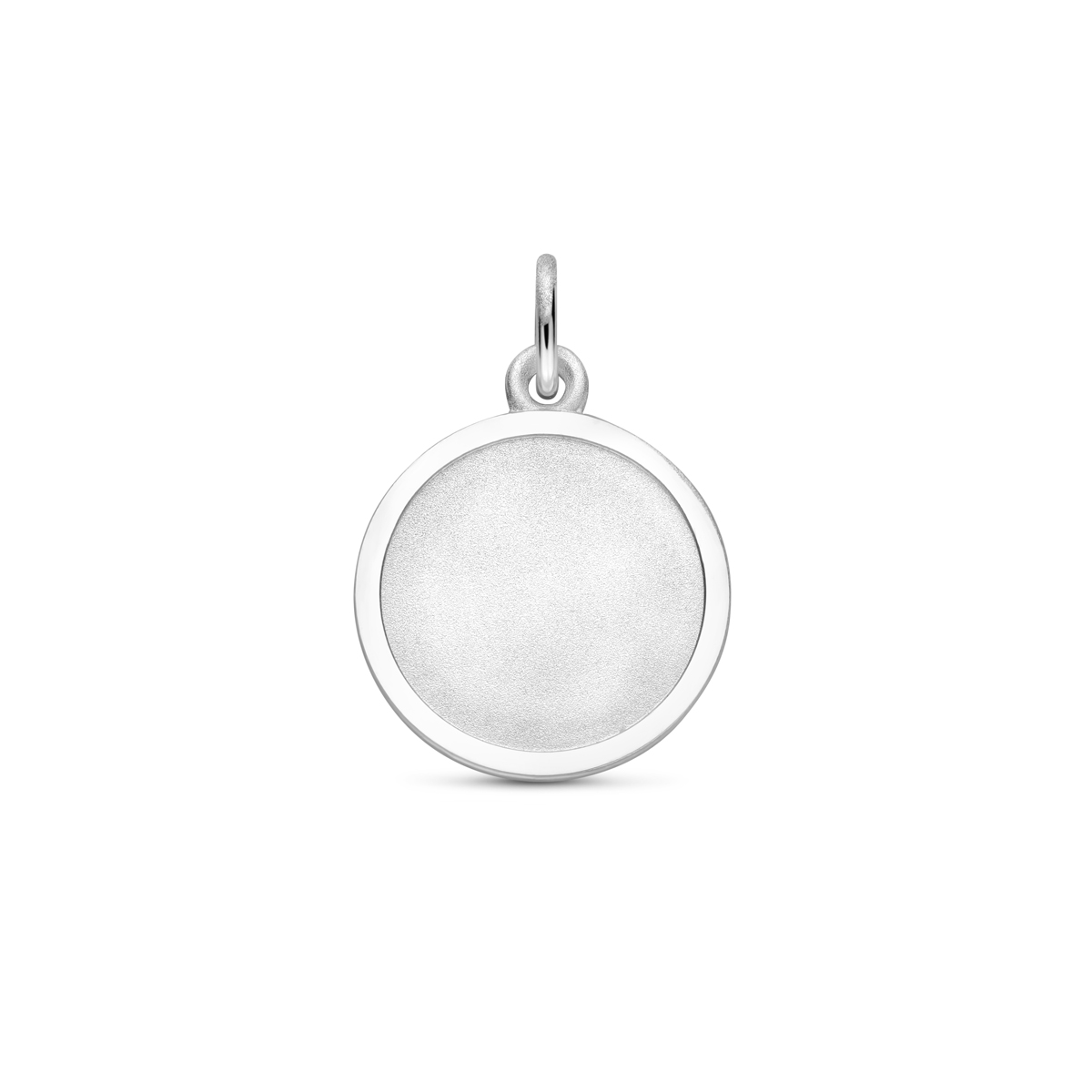 Gerhodineerd 925 zilveren graveerhanger met een totale hoogte van 20mm uitgevoerd in poli/mat. De hanger heeft een totale hoogte van 14mm en een dikte van 0,7mm.