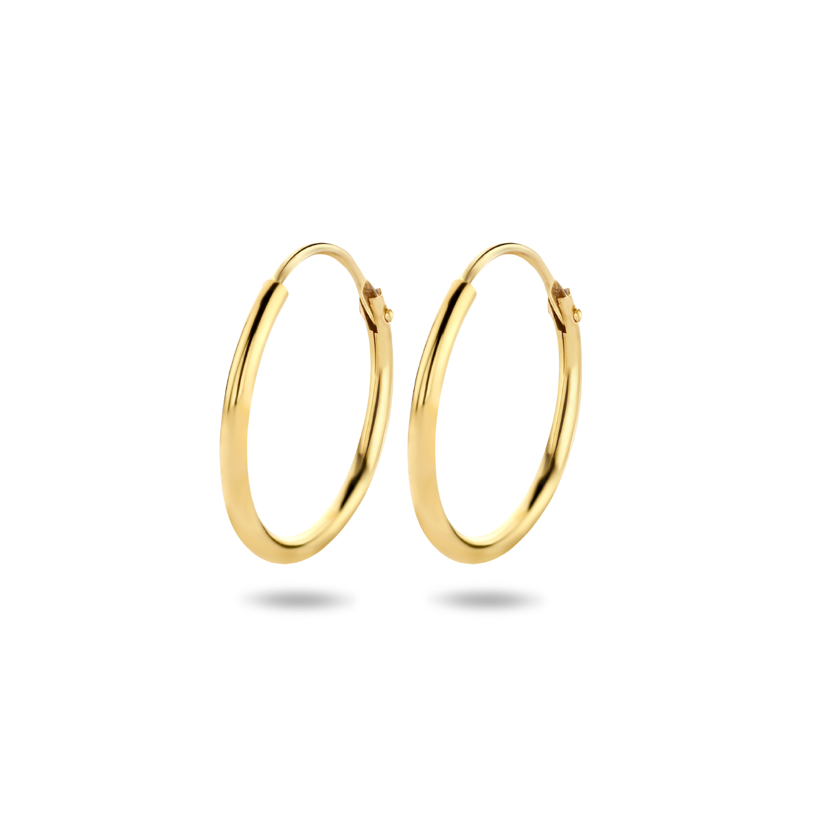 Deze 14 karaat gouden oorringen hebben een ronde buisvorm van 15x1.3 mm en schitteren dankzij de gepolijste afwerking. Ze zijn lichtgewicht, perfect voor dagelijks gebruik en speciale gelegenheden. Combineer met andere gouden sieraden voor een elegante look. Eenvoudig te dragen dankzij hun handige creoolsluiting.