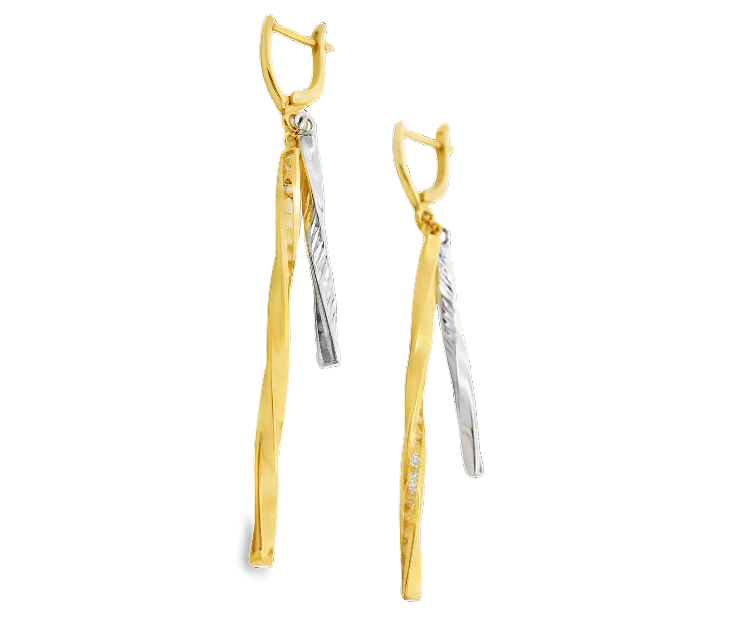Deze elegante 14-karaats bicolor gouden oorhangers (3.78 gr) stralen luxe en verfijning uit. Het ontwerp combineert geelgoud en witgoud op een harmonieuze manier, wat zorgt voor een stijlvol en modern effect. De oorhangers bestaan uit twee sierlijke, gedraaide stroken die subtiel langs elkaar bewegen en zo een speels en dynamisch uiterlijk creëren.
De geelgouden strook is verfijnd bezet met fonkelende zirkonia’s, die een schitterend lichteffect geven bij elke beweging. De witgouden strook heeft een elegante, bewerkte afwerking die de oorbellen een extra dimensie en karakter geeft.
Dankzij het stevige sluitsysteem blijven de oorbellen comfortabel en veilig zitten. Deze tijdloze en chique oorhangers zijn perfect voor zowel dagelijkse elegantie als speciale gelegenheden en vormen een schitterende aanvulling op elke sieradencollectie.