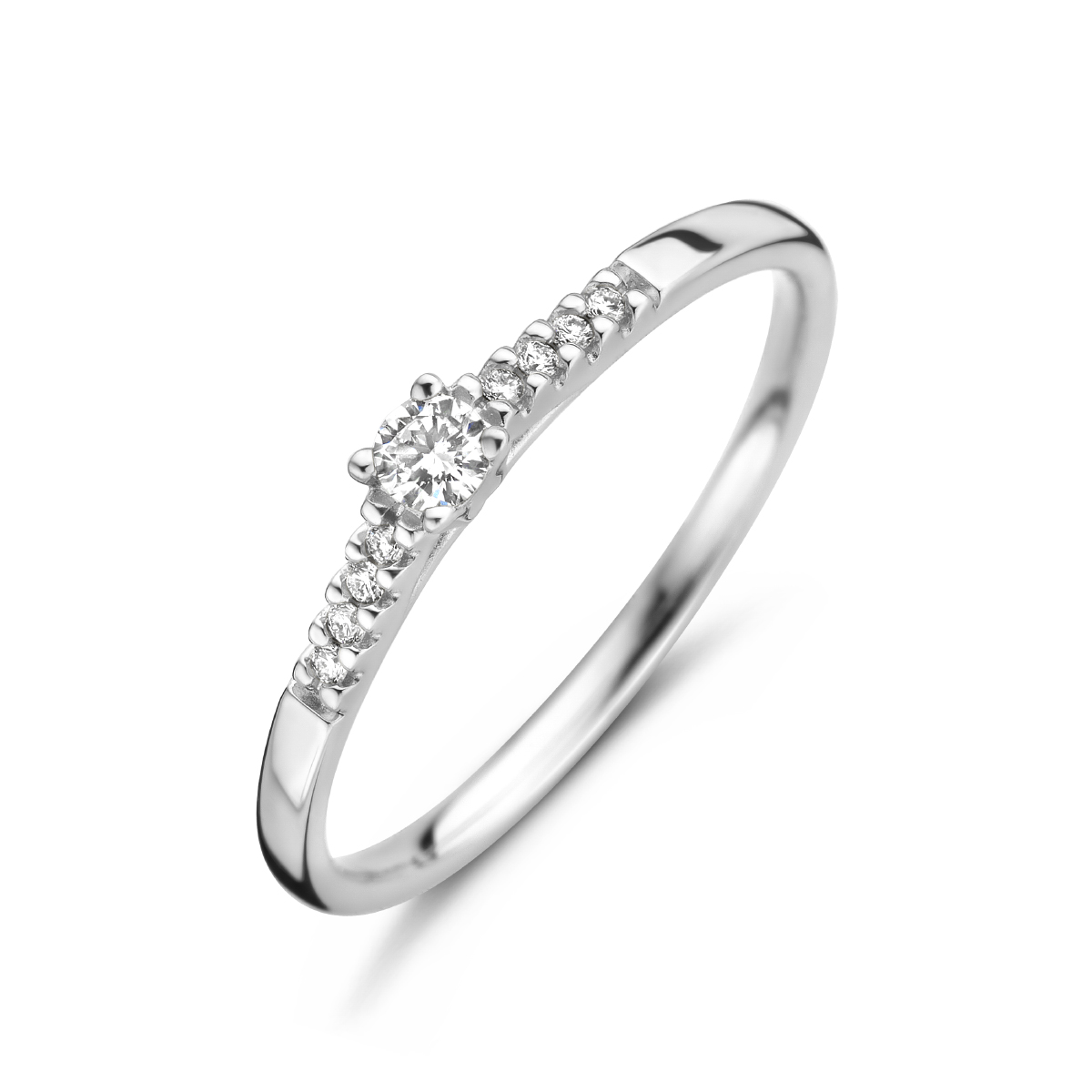 14k Witgouden ring uitgevoerd met een schitterende diamant rij. De ring heeft een breedte van 2.6mm en de solitair diamant heeft een diamantgewicht van 0.10ct.
