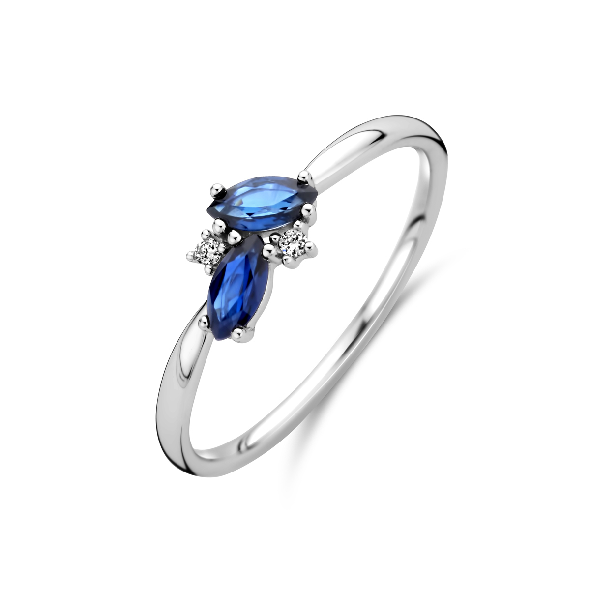 14k Witgouden ring uitgevoerd met schitterende diamanten en saffieren. De ring heeft een breedte van 5.5mm.