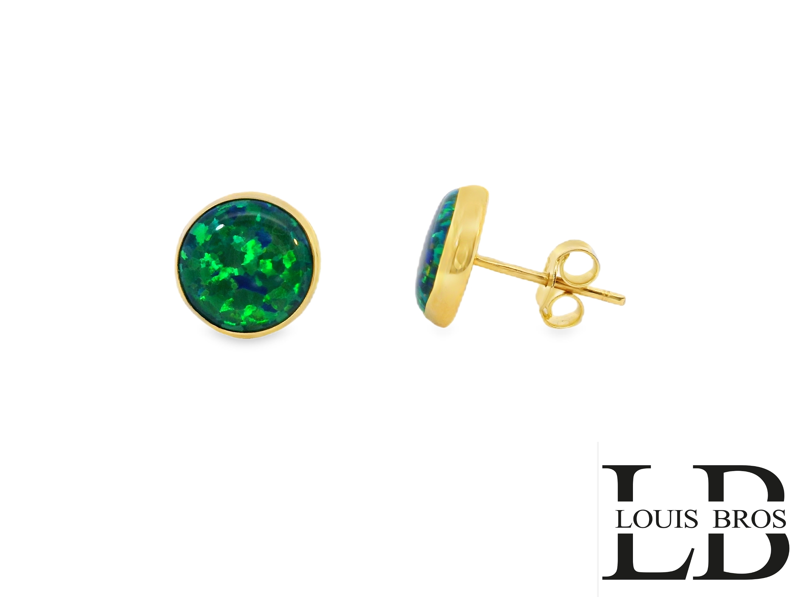 Deze elegante 14-karaats geelgouden oorknoppen (1. gr) zijn een verfijnde keuze voor liefhebbers van subtiele luxe. In het hart van elke oorbel schittert een prachtige synthetische groene opaal, die met zijn speelse kleurschakeringen en mysterieuze gloed direct in het oog springt.
De warme geelgouden zetting vormt een perfect contrast met de diepe groene tinten van de opaal, waardoor de oorbellen een tijdloze en chique uitstraling krijgen. Dankzij de stevige sluiting en het comfortabele ontwerp zijn ze ideaal voor zowel dagelijks gebruik als speciale gelegenheden.
Deze oorknoppen zijn een schitterende toevoeging aan elke sieradencollectie en een perfect cadeau voor iemand die houdt van verfijnde, kleurrijke sieraden met een unieke uitstraling.