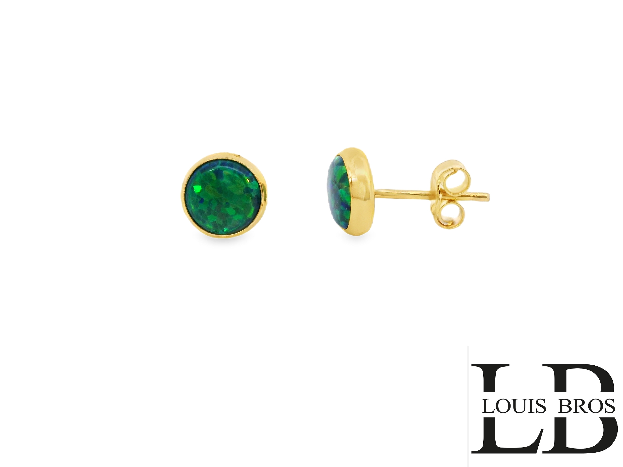 Deze elegante 14-karaats geelgouden oorknoppen (0.70 gr) zijn een verfijnde keuze voor liefhebbers van subtiele luxe. In het hart van elke oorbel schittert een prachtige synthetische groene opaal, die met zijn speelse kleurschakeringen en mysterieuze gloed direct in het oog springt.
De warme geelgouden zetting vormt een perfect contrast met de diepe groene tinten van de opaal, waardoor de oorbellen een tijdloze en chique uitstraling krijgen. Dankzij de stevige sluiting en het comfortabele ontwerp zijn ze ideaal voor zowel dagelijks gebruik als speciale gelegenheden.
Deze oorknoppen zijn een schitterende toevoeging aan elke sieradencollectie en een perfect cadeau voor iemand die houdt van verfijnde, kleurrijke sieraden met een unieke uitstraling.