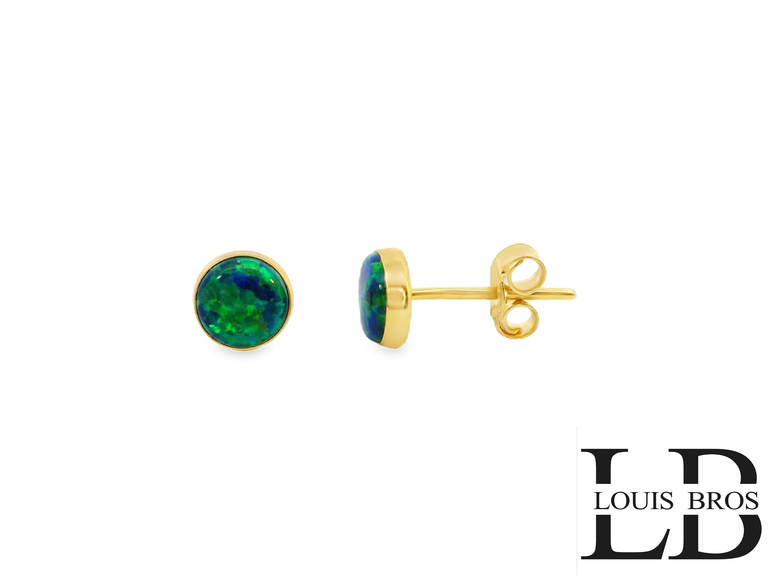 Deze elegante 14-karaats geelgouden oorknoppen (0.53 gr) zijn een verfijnde keuze voor liefhebbers van subtiele luxe. In het hart van elke oorbel schittert een prachtige synthetische groene opaal, die met zijn speelse kleurschakeringen en mysterieuze gloed direct in het oog springt.
De warme geelgouden zetting vormt een perfect contrast met de diepe groene tinten van de opaal, waardoor de oorbellen een tijdloze en chique uitstraling krijgen. Dankzij de stevige sluiting en het comfortabele ontwerp zijn ze ideaal voor zowel dagelijks gebruik als speciale gelegenheden.
Deze oorknoppen zijn een schitterende toevoeging aan elke sieradencollectie en een perfect cadeau voor iemand die houdt van verfijnde, kleurrijke sieraden met een unieke uitstraling.