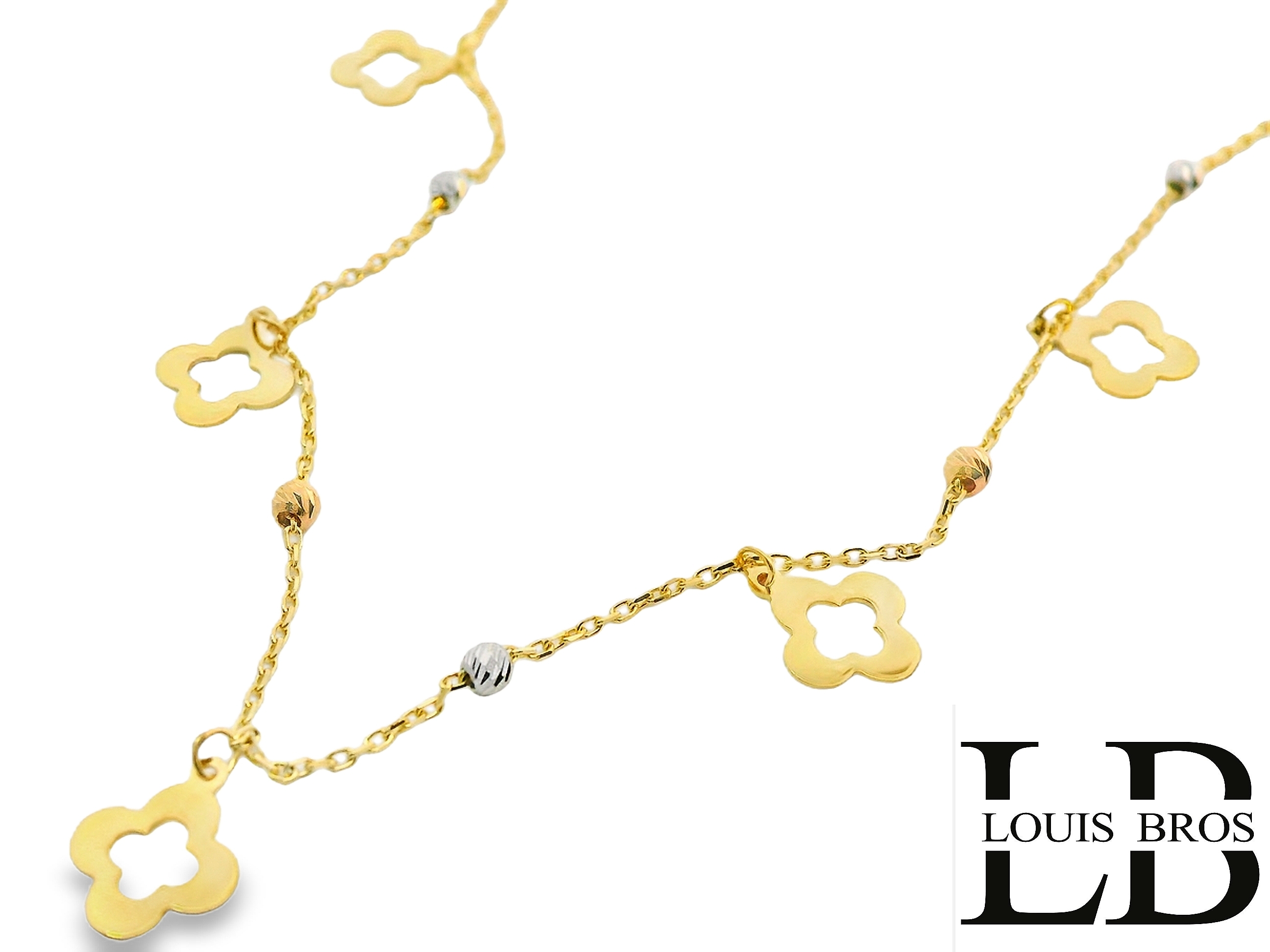 Dit prachtige 14-karaats tricolor gouden collier(2.75 gr) straalt elegantie en verfijning uit. Het ontwerp bestaat uit een fijne geelgouden schakelketting, versierd met opengewerkte klaver-vier hangers die symbool staan voor geluk en stijl. Daarnaast is het collier verrijkt met subtiele bolvormige accenten in witgoud, roségoud en geelgoud, wat zorgt voor een speels en luxe effect. De combinatie van de drie goudtinten maakt dit sieraad veelzijdig en perfect te combineren met verschillende sieraden en outfits. Dit collier is een tijdloos en chic accessoire voor iedere gelegenheid.