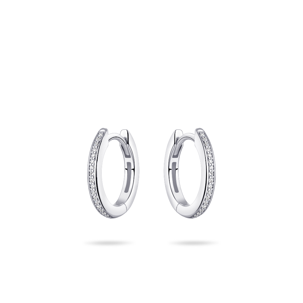 De zilveren oorringen met zirkonia, modelnummer KCD2/15, zijn prachtige creolen in een zilverkleur. Gemaakt van hoogwaardig zilver, stralen ze elegantie uit. Deze creolen zijn perfect te combineren voor zowel alledaagse als speciale gelegenheden. Draag ze met los haar of een opgestoken kapsel om de schitterende zirkonia's extra te laten opvallen.