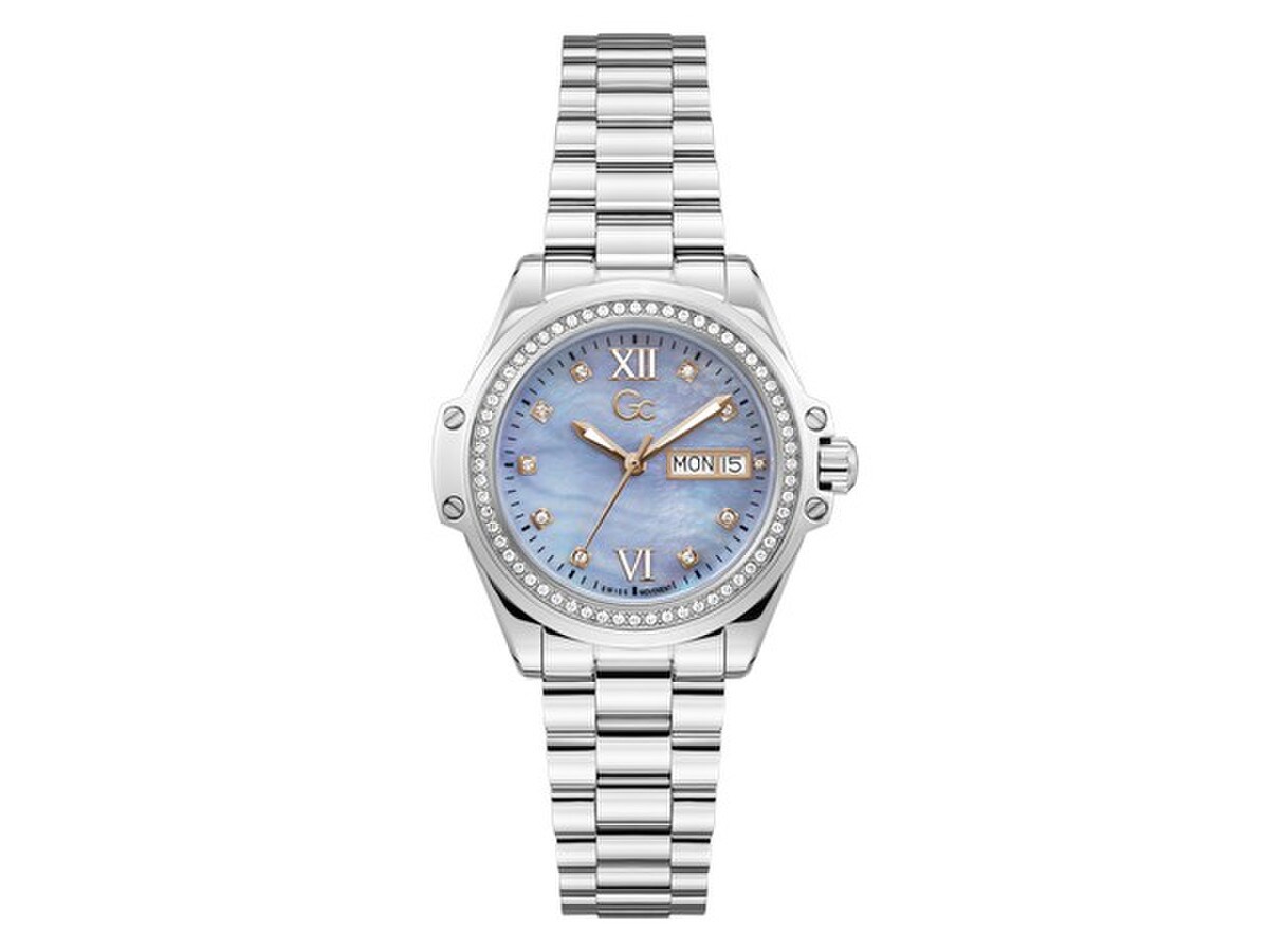 Zilverkleurig dameshorloge met lichtblauwe parelmoer wijzerplaat van Gc met dag- en datum aanduiding. Het horloge combineert elegantie met functionaliteit en straalt verfijning uit. De zilverkleurige met roségouden afwerking zorgt voor een tijdloze uitstraling die bij elke gelegenheid past. De kristallen op de lunet en de schroefdetails op de kast maken het horloge helemaal af.