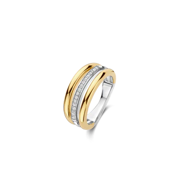 Ontdek de perfecte balans tussen verfijning en speelsheid met deze TI SENTO goudkleurige drievoudige ring 12369ZY. Vervaardigd uit hoogwaardig 925 zilver, heeft het ontwerp drie onderscheidende banden: de twee buitenste banden zijn verguld, terwijl de centrale band, platinakleuring, een rij prachtige pavégezette zirkonia's toont. De bewuste ruimte tussen de banden zorgt voor een lichte, luchtige uitstraling, wat het een waar statement van modern design maakt. Het dynamische contrast van metalen en texturen creëert een opvallende maar speelse esthetiek, ideaal om zowel casual als formele looks te verfraaien. Zorgvuldig vervaardigd voor de gevoelige huid, deze nikkelvrije en hypoallergene ring garandeert langdurig comfort en kwaliteit.