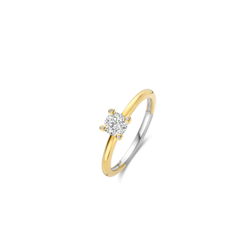 Stap in de schijnwerpers met deze TI SENTO ring 12367ZY, een meesterwerk van goudkleurige elegantie en transformerende schoonheid. Vervaardigd uit hoogwaardig 925 zilver en is verguld, heeft deze ring een verbluffende diamantgeslepen witte zirkonia als middelpunt, gezet in een prachtig gedetailleerde prongzetting. Elk van de vier prongs is versierd met een kleine zirkonia, wat een extra laag schittering en verfijning toevoegt. Betoverend in deze schittering, is dit statement sieraad ontworpen om te fascineren. Of het nu wordt gedragen voor een speciale gelegenheid of om je dagelijkse look te verfraaien, de goudkleurige glans en details maken een toevoeging aan elke sieradencollectie. Draag het solo om de gedurfde schoonheid te laten stralen, of combineer het met andere TI SENTO sieraden voor een samengestelde, glamoureuze stijl. Zorgvuldig vervaardigd voor de gevoelige huid, deze nikkelvrije en hypoallergene ring garandeert langdurig comfort en kwaliteit.