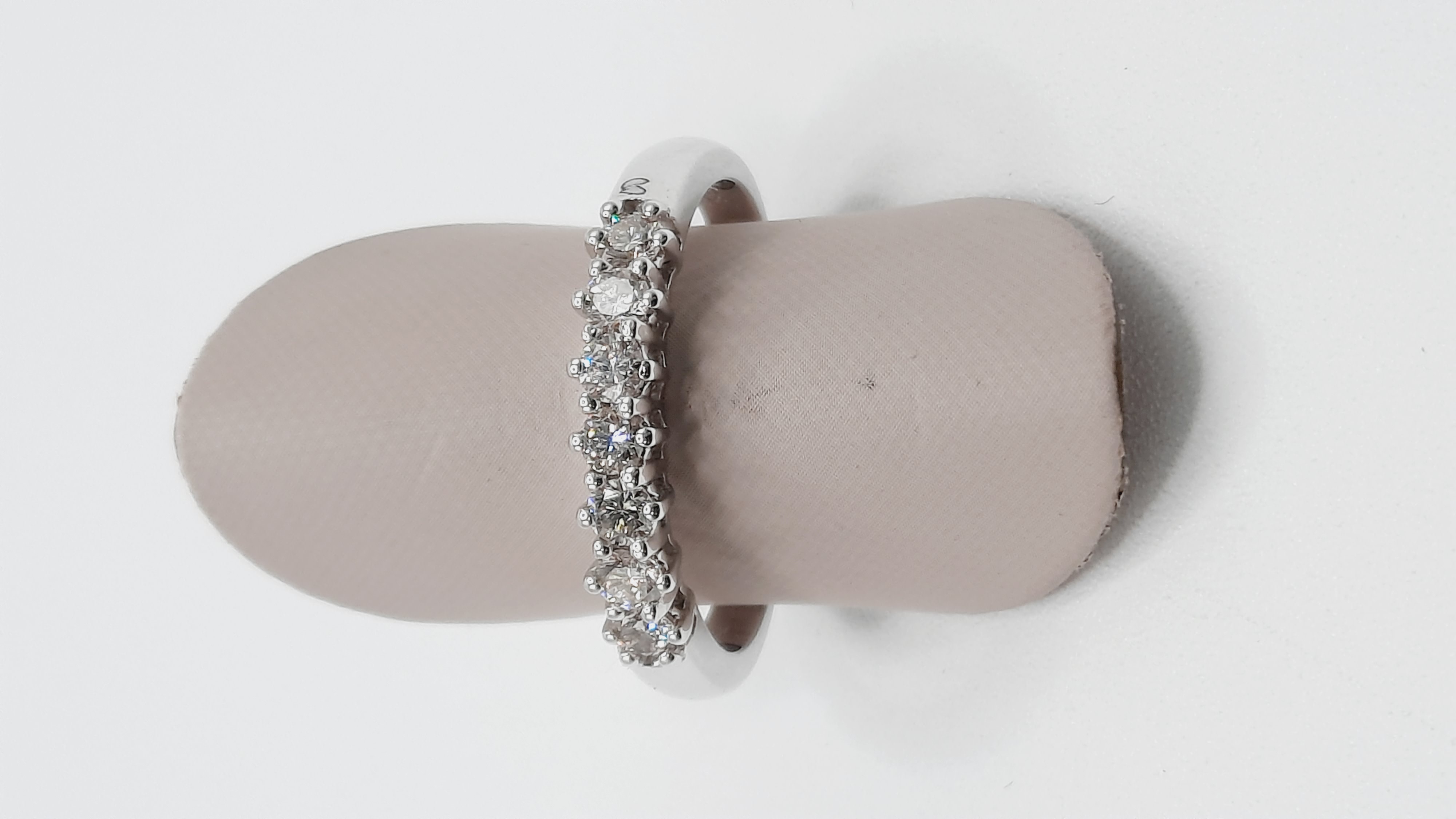 De Diamanten Verlovingsring, modelnummer 0002317, is een elegante ring met een ringmaat van 55, vervaardigd uit 14kt witgoud. De ring bevat zeven briljant geslepen diamanten met een totale gewicht van 0,45 karaat, zuiverheid SI1 en kleur H (White Wesselton). Het is een prachtige keuze voor een verloving en past perfect bij formele en feestelijke gelegenheden.