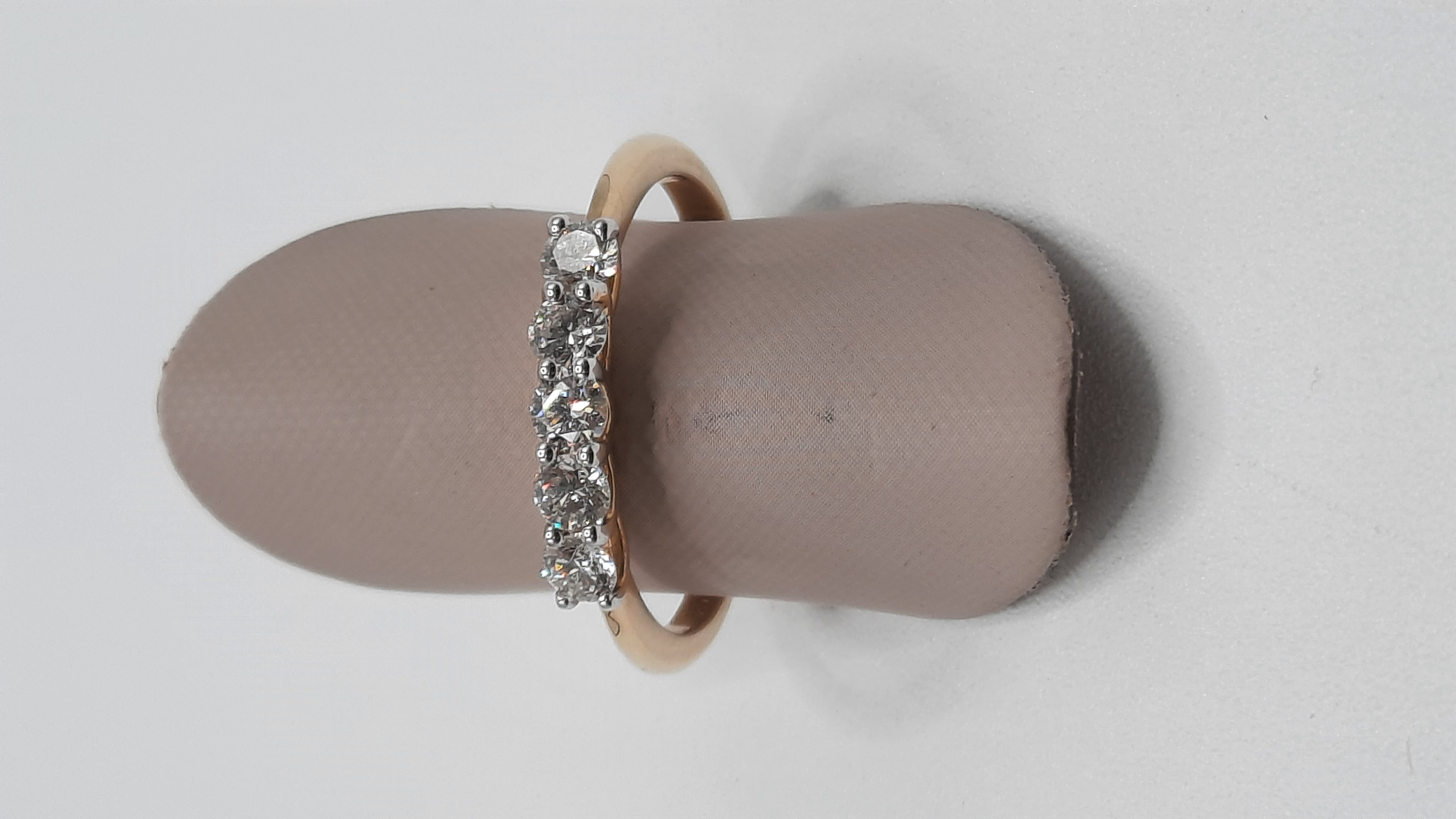 De Diamanten Verlovingsring met modelnummer 0002318 is een prachtige gouden ring van 14kt, categorie JEWEL, maat 55. Het heeft vijf briljant geslepen diamanten met een zuiverheid van SI1 en een kleur H (Wesselton Wit), samen 0,49ct. Het is perfect voor speciale gelegenheden en kan elke dag gedragen worden voor een elegante look.