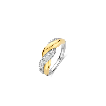 Laat je vinger omhuld worden door de liefdevolle omarming van deze TI SENTO goudkleurige ring 12370ZY, een gedurfd ontwerp dat verbinding en contrast viert. Vervaardigd uit hoogwaardig 925 zilver, heeft dit opvallende stuk twee verstrengelde banden: één stralend verguld, wat warmte en weelde uitstraalt, en de andere versierd met een pavé van fonkelende witte zirkonia stenen voor een vleugje schitterende pracht. Het samenspel van de gouden kleur, het zilver en de pavé schittering creëert een harmonieuze balans van gedurfde elegantie en gratie, waardoor het het perfecte statement stuk is voor elke gelegenheid. Zorgvuldig vervaardigd voor de gevoelige huid, deze nikkelvrije en hypoallergene ring garandeert langdurig comfort en kwaliteit.