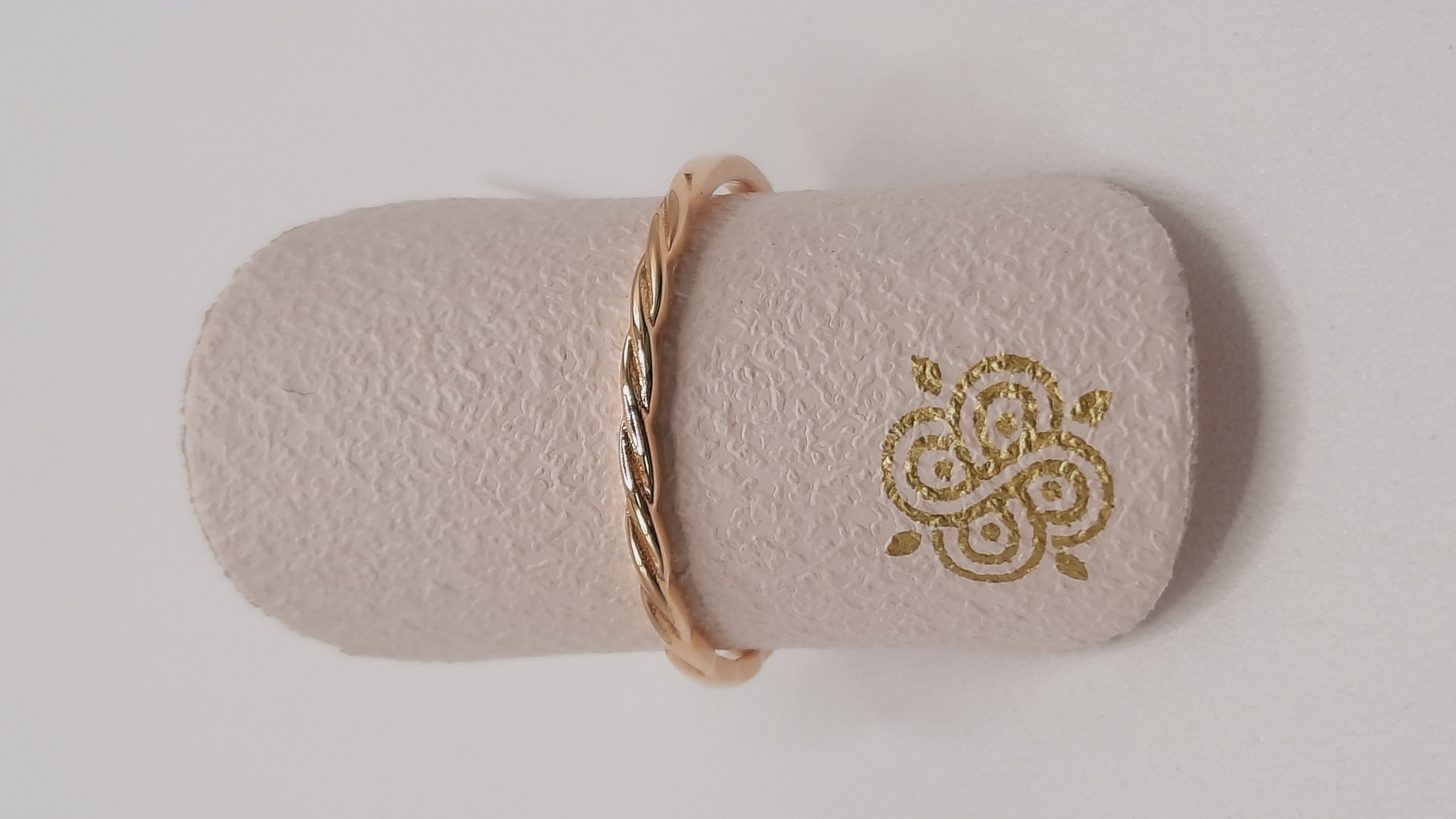 De gouden ring 14kt met modelnummer 0002303 is een verfijnd sieraad van ongedefinieerd merk. Kenmerken zijn: gouden materiaal, gouden kleur en maat 54. Geschikt voor dagelijks gebruik of speciale gelegenheden door zijn subtiele elegantie. Draag hem solo voor een klassieke uitstraling of combineer met andere ringen voor een modieuze look. Perfect voor elke gelegenheid.