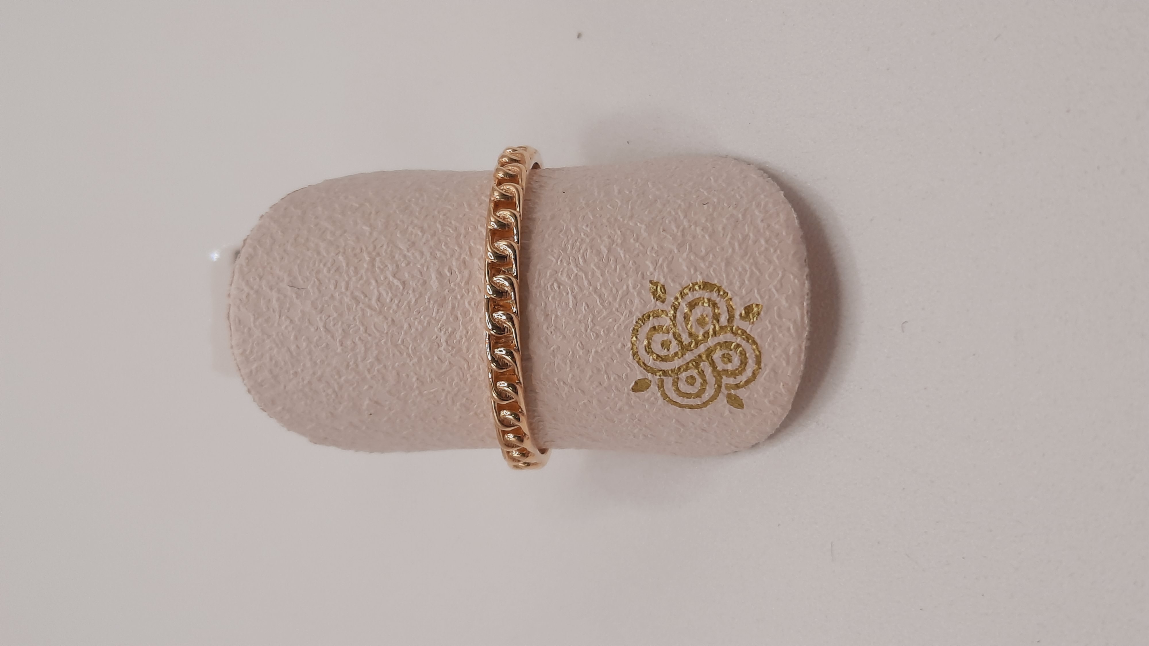 Product Code: 0002304

Deze prachtige gouden ring, modelnummer 0002304, is een elegant sieraad van 14kt goud. De ringmaat is 57 en het straalt in een mooie goudkleur. Ideaal als statement stuk of als aanvulling bij andere sieraden. Draag het dagelijks voor een vleugje luxe of bewaar het voor speciale gelegenheden. Perfect voor elke gelegenheid!