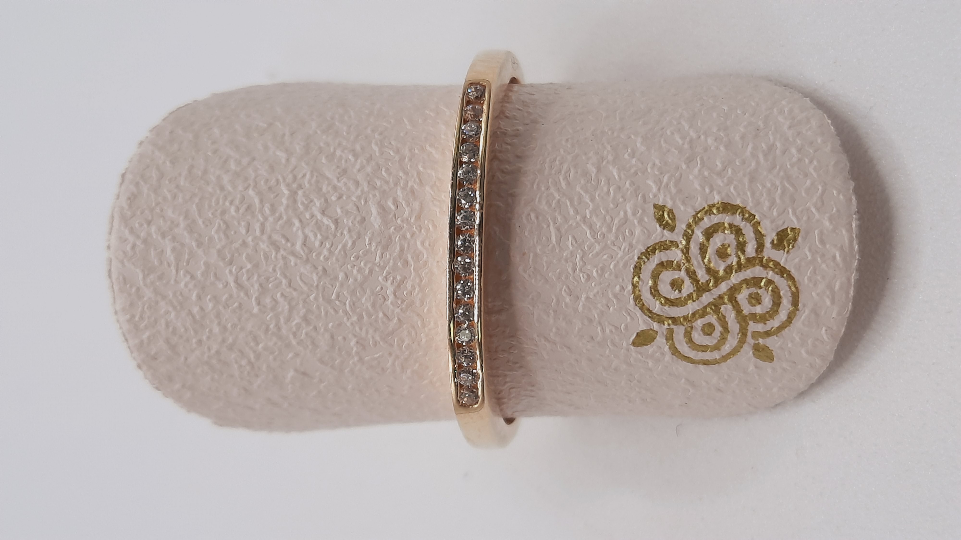 De gouden ring met modelnummer 0002302 is een elegant sieraad van 14 karaat goud. Met zijn maat 56 en goudkleurige afwerking is het een perfecte toevoeging aan elke gesofisticeerde stijl. Draag deze ring als een stijlvolle statement piece of combineer met andere gouden accessoires voor een verfijnde look. Perfect voor speciale gelegenheden of dagelijks gebruik.