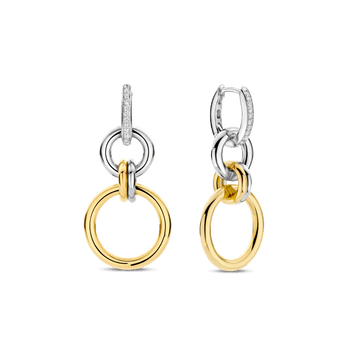 Deze TI SENTO oorbellen 78018ZY zijn een gedurfde interpretatie van moderne elegantie, waarbij strakke geometrie wordt gecombineerd met tijdloze verfijning. Gemaakt van hoogwaardig 925 sterling zilver, hebben deze oorbellen een reeks van in elkaar grijpende cirkels, waarbij gepolijste goudkleurige schakels worden gecombineerd met glanzende zilverkleurige elementen. Een pavégezette cubic zirconia hoepel verankert het ontwerp en voegt een verfijnde schittering toe die het licht vangt bij elke beweging. Het dynamische samenspel van texturen en tinten maakt deze oorbellen veelzijdig. Nikkelvrij en hypoallergeen, zorgen ze voor luxueus comfort bij elk draagmoment. Laat deze in elkaar grijpende hoepels jouw statement zijn van kracht, vloeiendheid en eindeloze stijlmogelijkheden.