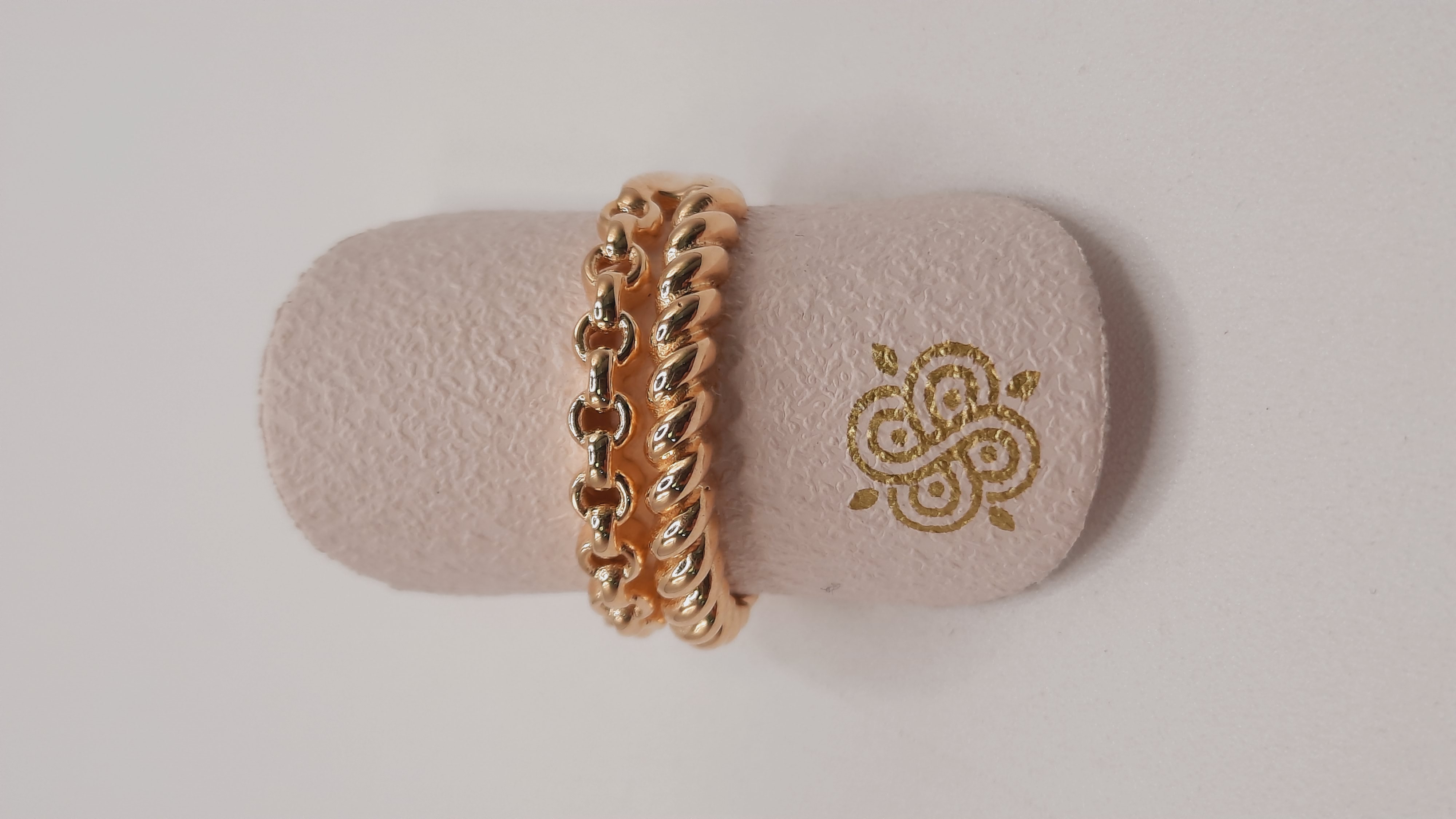 De gouden ring met modelnummer 0002300 is een prachtig sieraad. Deze ring, in maat 56, is vervaardigd uit 14-karaats goud en heeft een elegante gouden kleur. Perfect voor elke gelegenheid, draag deze tijdloze ring als een verfijnde toevoeging aan je dagelijkse outfit of combineer hem met andere sieraden voor een glamoureuze look.
