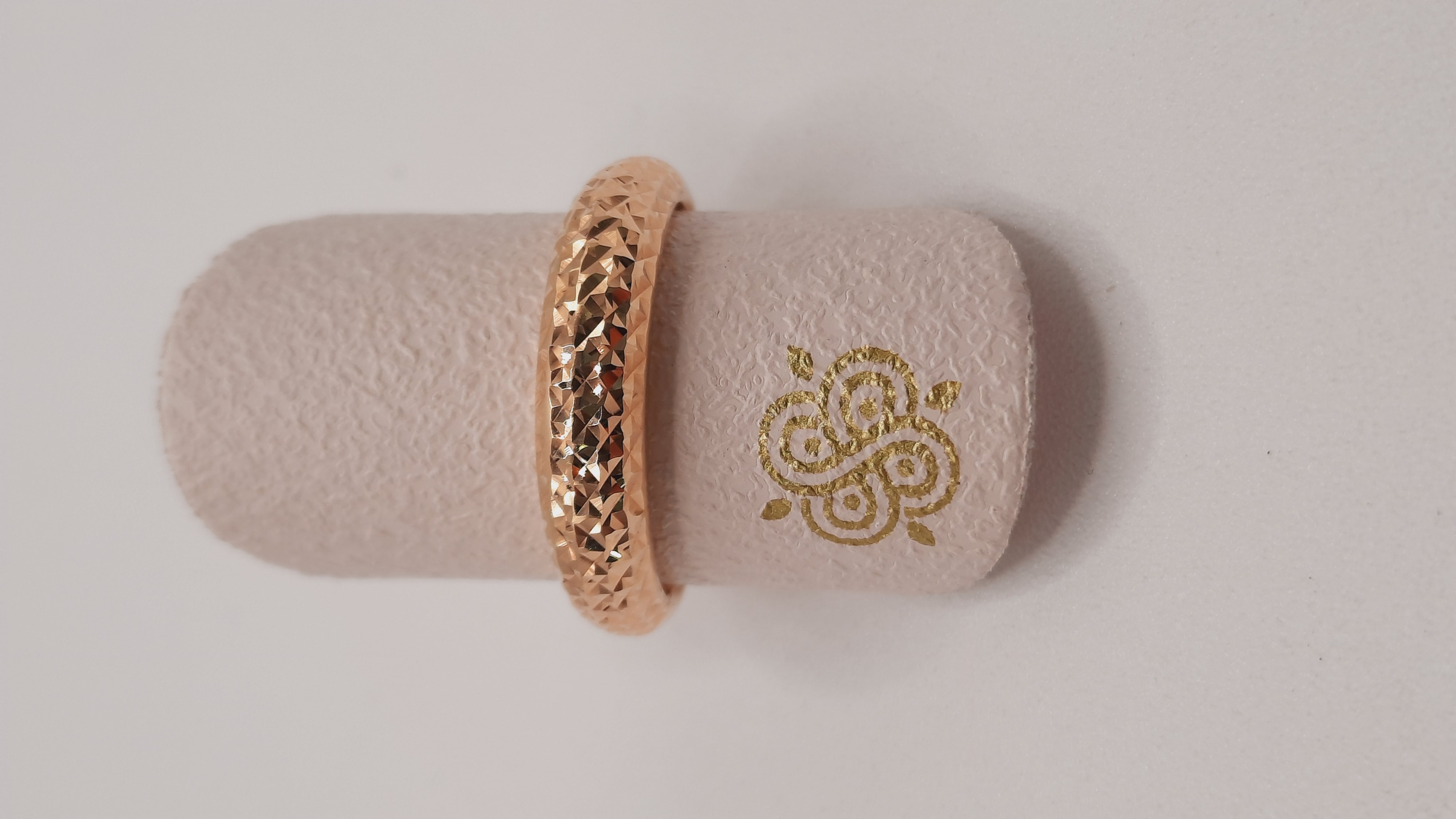 Deze gouden ring met modelnummer 000179 van een onbekend merk is een verfijnd sieraad. Gemaakt van 14 karaat goud, past hij perfect om maat 50 en straalt in een gouden kleur. Ideaal voor dagelijkse elegantie of speciale gelegenheden. Draag hem solo voor subtiele glamour of combineer met andere ringen voor een trendy look.