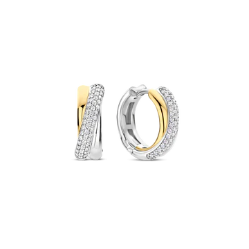 Deze TI SENTO oorbellen 78012ZY combineren textuur en schittering. Gemaakt van 925 sterling zilver, hebben ze een elegant verweven ontwerp met een vergulde band en een platinakleurige streng met pavé gezette cubic zirconia. Dit contrast zorgt voor een tijdloze en eigentijdse look. Deze oorbellen voegen een vleug glamour toe aan zowel casual als elegante outfits. De veilige scharnier sluiting zorgt voor comfort, waardoor ze de hele dag gedragen kunnen worden. Nikkelvrij en hypoallergeen voor luxueus comfort. Of je nu geniet van zomermomenten of avondelijke elegantie, deze oorbellen brengen stralende charme aan je sieradencollectie.