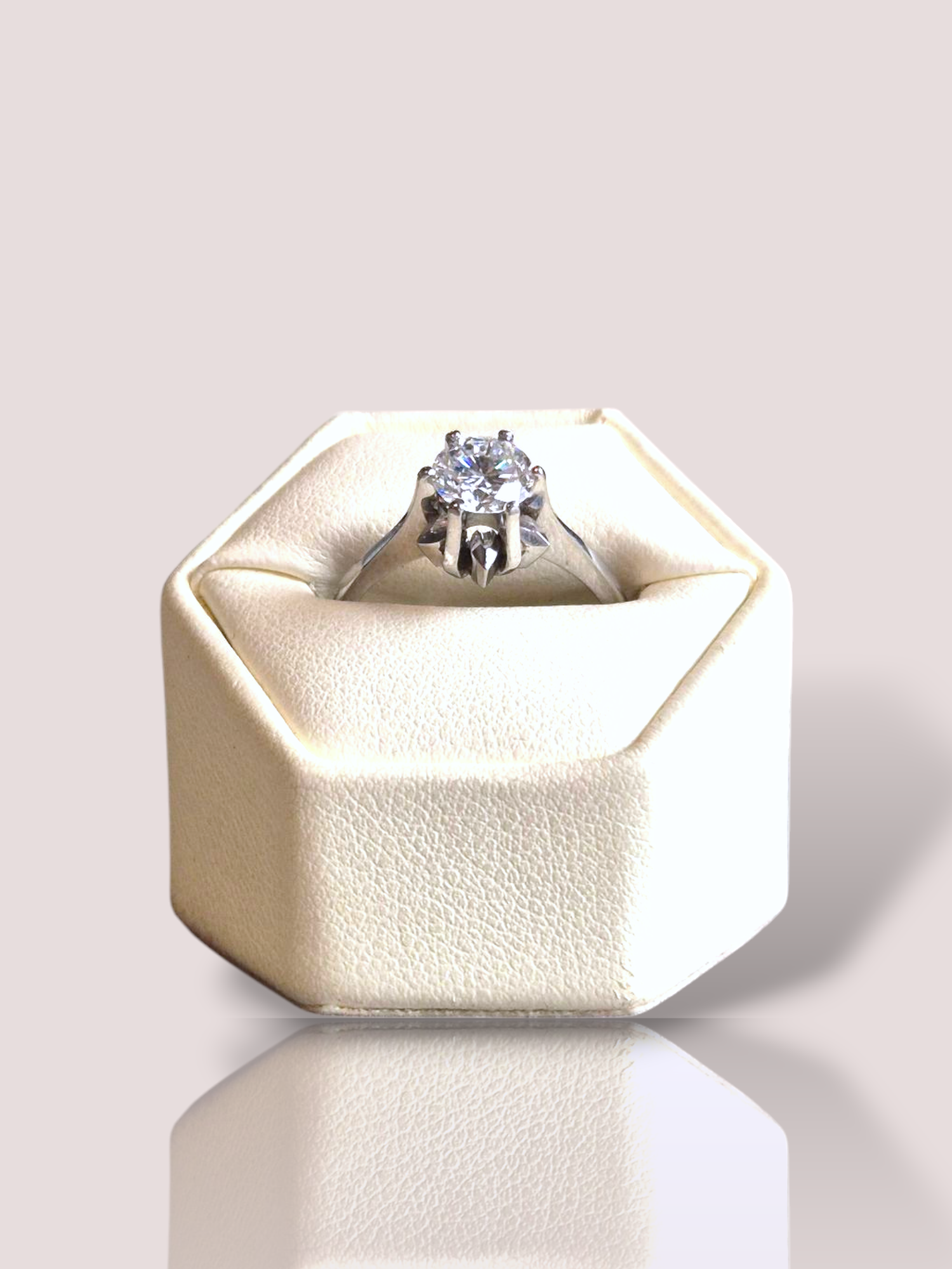 Deze prachtige vintage 18kt witgouden ring is bezet met een indrukwekkende 1 karaats diamant. De ring is tijdloos en elegant, perfect voor speciale gelegenheden. Draag hem als statement stuk bij formele outfits of als een schitterende toevoeging aan je dagelijkse look. Met deze ring om je vinger steel je zeker de show!