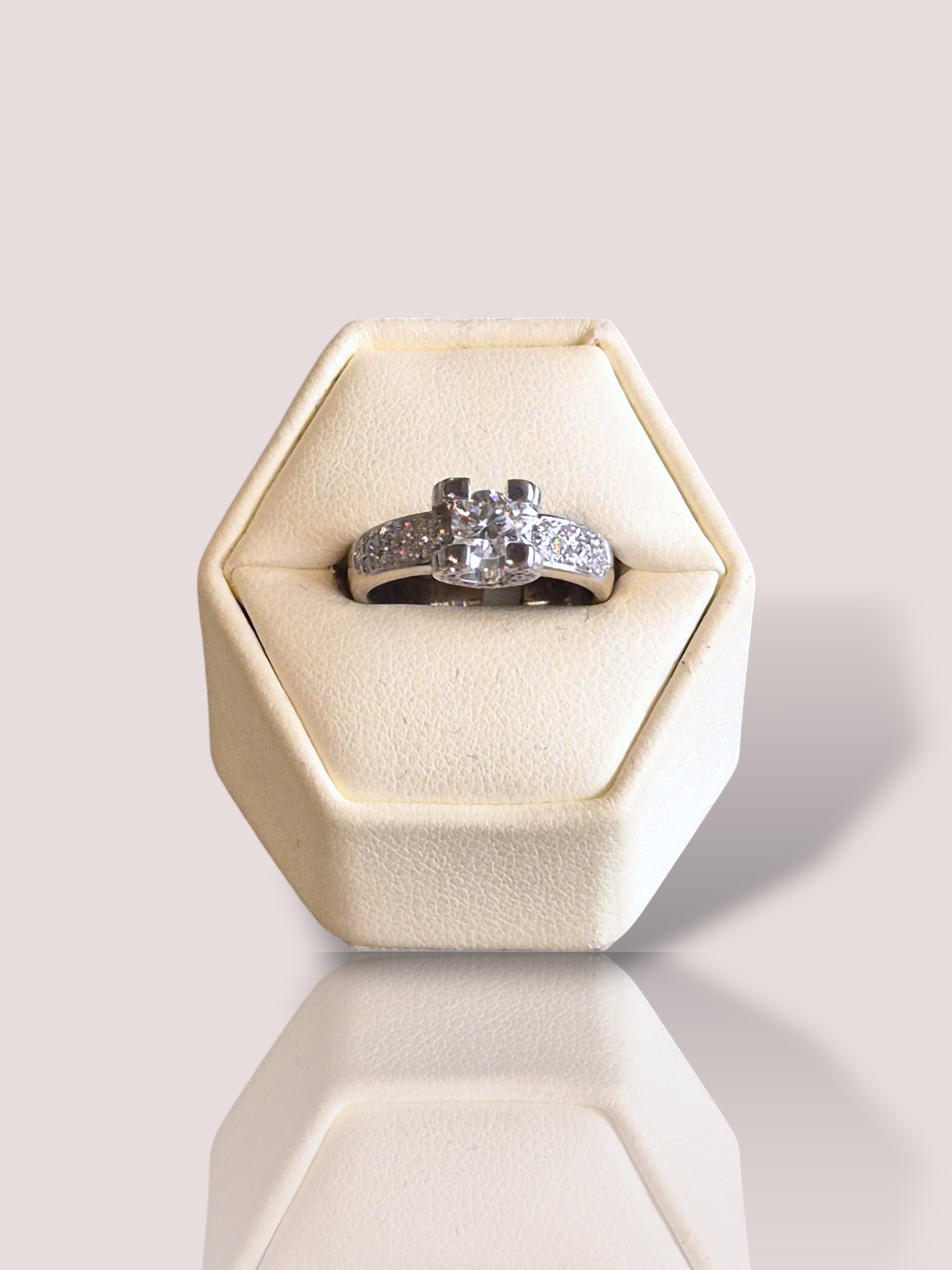 Deze prachtige vintage 18k witgouden diamanten ring is een tijdloze toevoeging aan je sieradencollectie. De ring is voorzien van schitterende diamanten die zorgen voor een subtiele glans. De center stone is 0,5ct met daarnaast nog 26 prachtige briljant geslepen diamanten. Het is ideaal om te dragen bij speciale gelegenheden of als een dagelijkse statement piece. Combineer het met andere gouden sieraden voor een elegante look. Deze ring zal zeker de aandacht trekken en je outfit compleet maken. Aarzel niet langer en voeg deze schitterende ring toe aan je collectie!