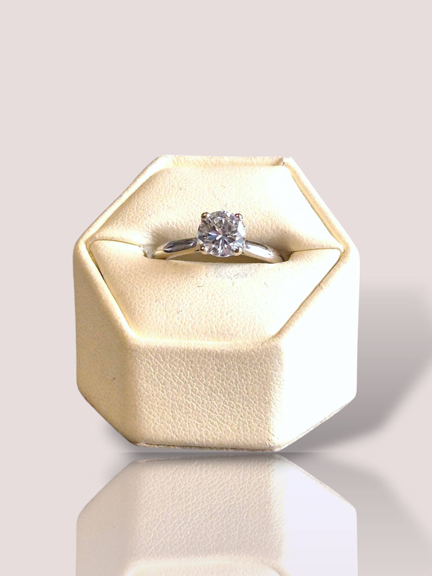 Deze prachtige pre-owned 18k witgouden solitair ring heeft een sprankelende 1,18ct diamant die voor een elegante uitstraling zorgt. De ring is perfect voor speciale gelegenheden of als pronkstuk voor dagelijks gebruik. Draag deze ring alleen voor een minimalistische look of combineer met andere ringen voor een trendy uitstraling. Perfect te dragen bij elke outfit!