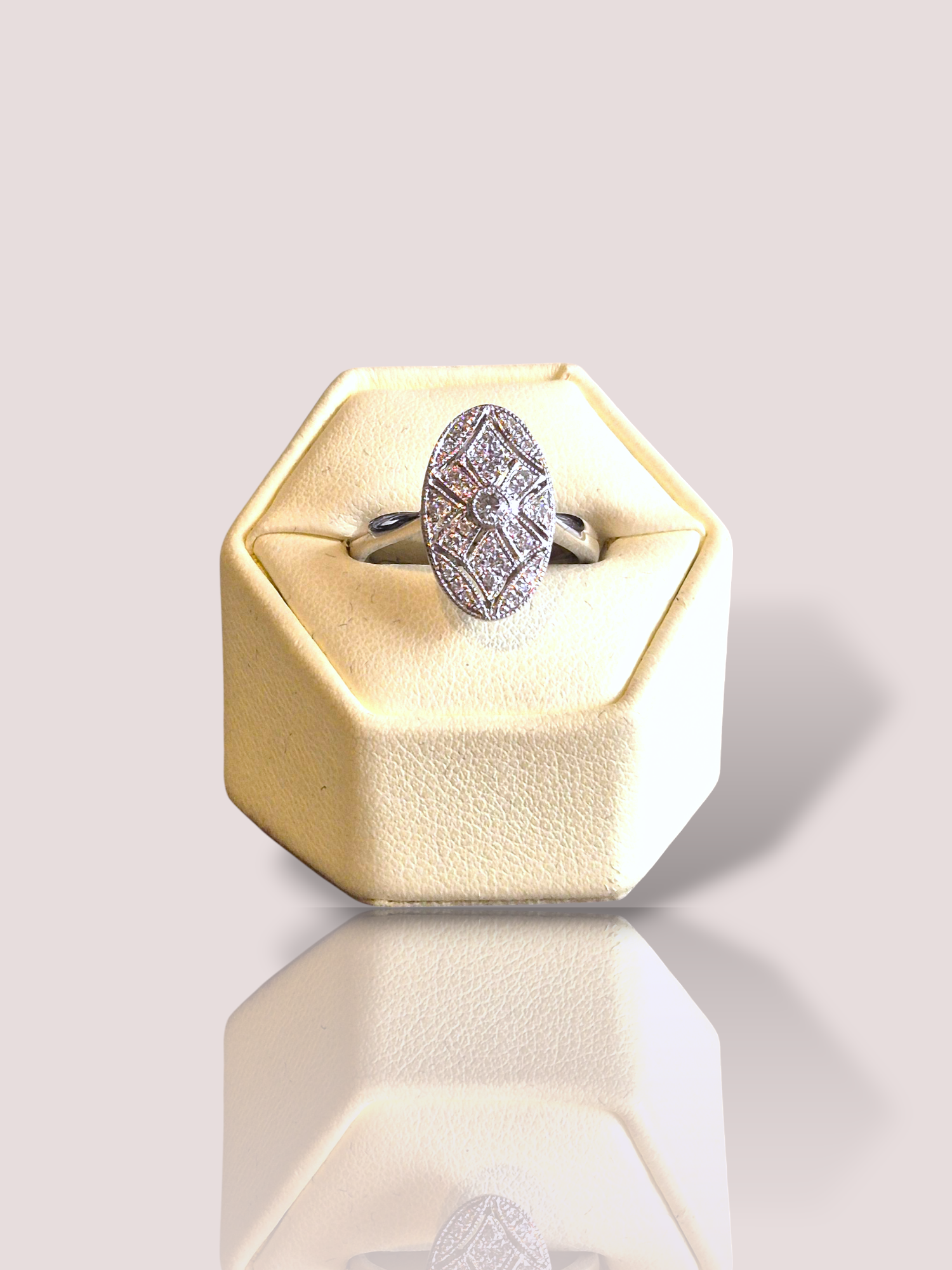 Deze prachtige vintage 18k witgouden ring is versierd met schitterende diamanten en heeft een tijdloos ontwerp dat perfect is voor elke gelegenheid. Het is een ware eyecatcher die elke outfit een luxe uitstraling geeft. Draag deze ring als een statement piece bij een avondje uit of combineer hem met andere ringen voor een meer subtiele look. Met deze ring voeg je gegarandeerd een vleugje glamour toe aan je outfit! De ring kan vermaakt worden en is 1,8cm hoog en 1 cm breed.