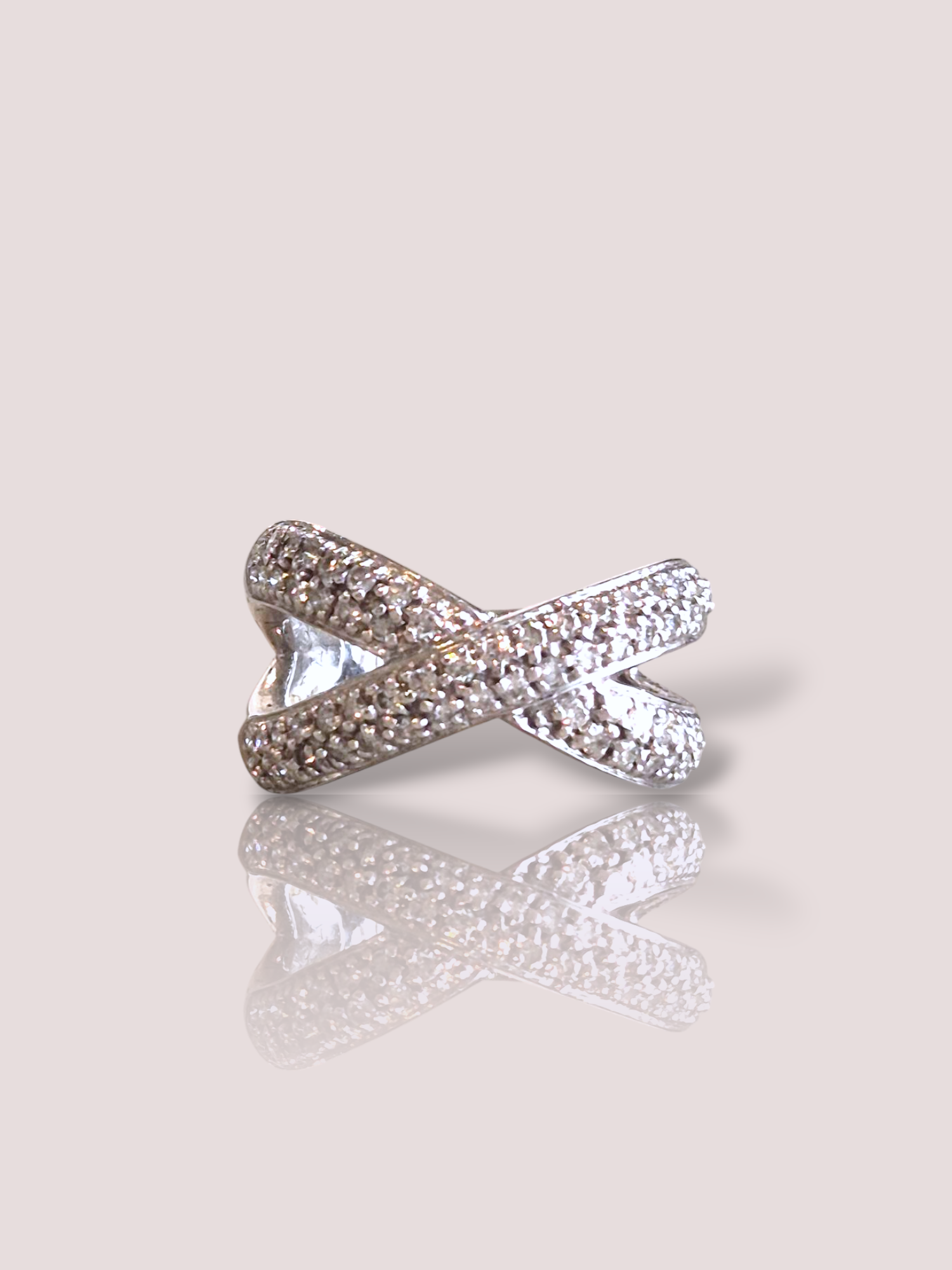 Deze vintage 18k wit gouden ring met diamanten is een prachtig juweel dat gegarandeerd de aandacht zal trekken. De ring is voorzien van schitterende diamanten die perfect passen bij de klassieke uitstraling. Draag deze ring alleen of combineer hem met andere sieraden voor een extra glamoureuze look. Een echte eyecatcher voor elke gelegenheid!
