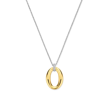 Deze TI SENTO ketting 34091ZY maakt een gedurfd maar verfijnd statement. Dit verbluffende ontwerp is zorgvuldig vervaardigd van 925 sterling zilver en verguld voor een stralende, tijdloze uitstraling. Het hart van dit prachtige ontwerp is een unieke ovaalvormige hanger, elegant versierd met een delicate band van pavé gezette cubic zirconia die een subtiele, betoverende schittering toevoegt. De stralende geelgouden tinten roepen een klassieke vintage charme op en voegen een moderne touch toe, waardoor het een perfect sieraad is om de gouden tinten van de zomer te complementeren. Deze ketting viert individualiteit en de schoonheid van ingetogen elegantie, zorgvuldig ontworpen voor de gevoelige huid. Draag de ketting moeiteloos met een luchtige zomerjurk voor een stralende daglook of combineer de ketting met een elegante avondoutfit om een vleugje vintage glamour met moderne verfijning toe te voegen. De nikkelvrije en hypoallergene samenstelling zorgt voor uitzonderlijk comfort en duurzame kwaliteit, perfect voor de hele dag dragen.