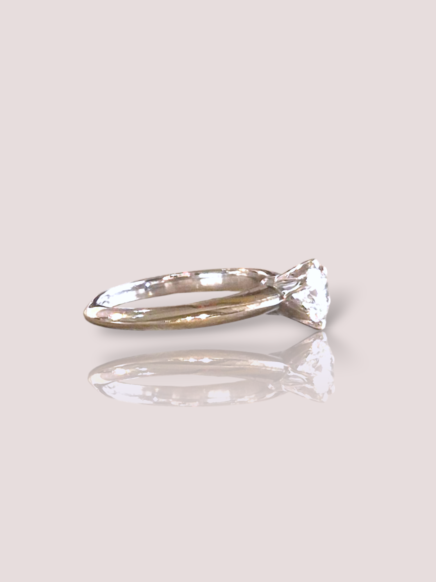 Deze prachtige vintage 14k witgouden solitair ring heeft een schitterende 0,5ct diamant als eyecatcher. De ring heeft een tijdloos en elegant design, perfect voor dagelijks gebruik of bij speciale gelegenheden. Draag deze ring solo voor een subtiele look of combineer hem met andere ringen voor een trendy stack. Een must-have voor elke sieradencollectie!