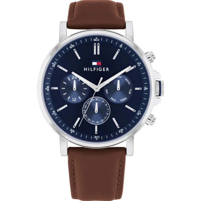 
Het Tommy Hilfiger TH1710585 Tyson horloge 44 mm is een perfecte combinatie van stijl en functionaliteit. Met zijn opvallende blauwe wijzerplaat, zilverkleurige kast en glow/illuminerende wijzers is dit horloge een echte eyecatcher. Het bruine leren bandje geeft een stoere en tegelijkertijd klassieke uitstraling. Met een diameter van 44 mm en een waterdichtheid van 5 ATM - 5 BAR - 50 meter is dit horloge niet alleen stijlvol, maar ook nog eens praktisch en duurzaam. Met specificaties als een quartz uurwerk, datumweergave en mineraalglas is dit horloge een must-have voor elke moderne man.

Dit Tommy Hilfiger TH1710585 Tyson horloge 44 mm is de perfecte keuze voor heren die op zoek zijn naar een stijlvol accessoire dat elke look compleet maakt. Of je nu een formele outfit draagt naar kantoor of een casual look voor in je vrije tijd, dit horloge voegt altijd een vleugje luxe toe.
