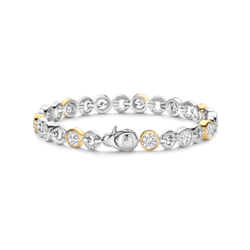 Tijdloze elegantie ontmoet eigentijds vakmanschap in deze klassieke TI SENTO armband 23054ZY. Vakkundig vervaardigd uit premium 925 sterling zilver, biedt dit sieraad een verbluffend samenspel van gouden- en zilvergekleurde tinten. Bezelgezette cubic zirconia stenen stralen schittering uit, afwisselend tussen luxe vergulde accenten. Het verfijnde schakelontwerp voegt een vleugje verfijning toe, terwijl de fonkelende stenen een glamoureuze glans aan je pols brengen. Of je nu gekleed gaat voor een verfijnde avond of je dagelijkse stijl wilt verfraaien, deze armband is een veelzijdig meesterwerk dat zich aan elk moment aanpast. Combineer het met bijpassende TI SENTO sieraden voor een gecoördineerde look, of laat het solo schitteren als een statement van moeiteloze gratie. Nikkelvrij en hypoallergeen, het zorgt voor comfort en blijvende schoonheid.