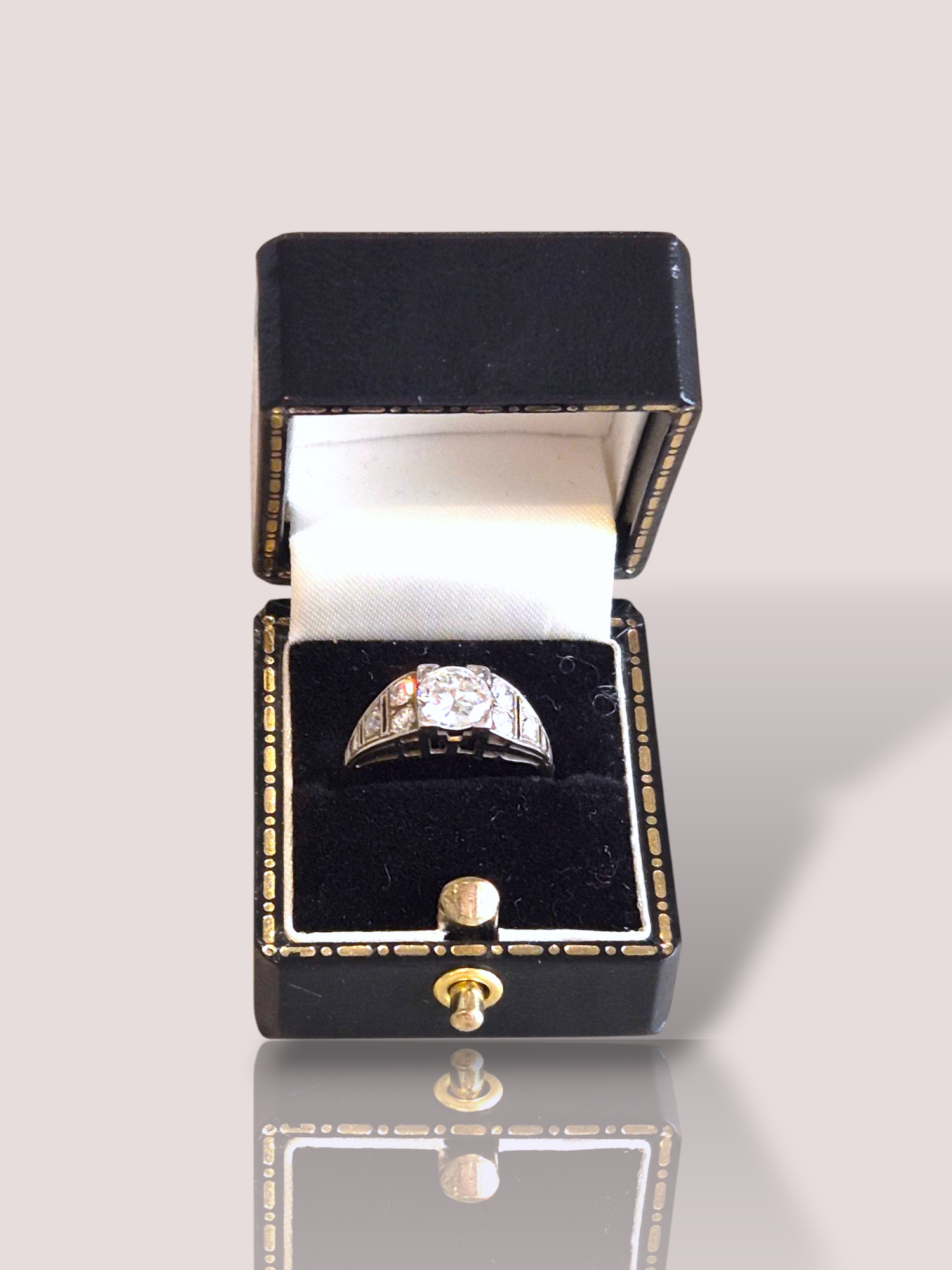 Deze prachtige Art-Deco 14k witgouden ring is voorzien van 7 sprankelende diamanten, waarvan 1 indrukwekkende hoofdsteen. De ring heeft een klassiek en elegant ontwerp dat perfect past bij elke gelegenheid. Draag het solo voor een subtiele en verfijnde look of stapel het met andere ringen voor een meer gedurfde uitstraling. Een tijdloos stuk dat een vleugje glamour toevoegt aan elke outfit.