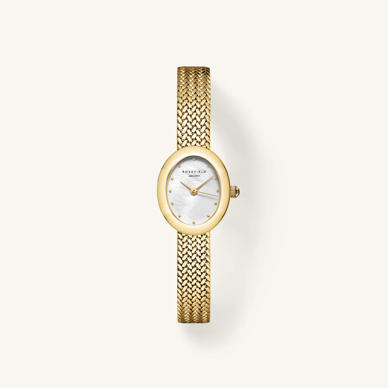 De Rosefield Mini Oval Gold woven mesh MWGMG-M02 is een elegante dameshorloge met een gouden Milanese mesh band en een ovale, metalen kast. Het horloge heeft een analoge aanduiding, een kwartsuurwerk en is hypoallergeen. Met een waterdichtheid van 3 ATM is het ideaal voor dagelijks gebruik. Perfect om te dragen bij formele en casual gelegenheden.