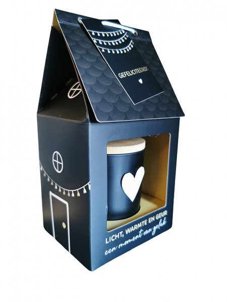 De GEUR VOOR THUIS - Kaars Huisje Kado - BLACK EDITION met modelnummer 230009001 is een unieke geurkaars verpakt in een stijlvol huisje. Perfect voor feestelijke gelegenheden en vieringen. Voeg een vleugje luxe en ambiance toe aan elke kamer. Geschikt als cadeau of om jezelf te verwennen. Plaats het huisje op een veilige plek en geniet van de heerlijke geur.