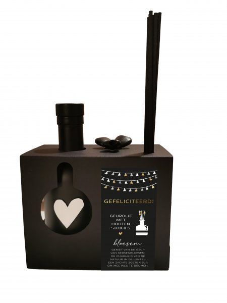 De GEUR VOOR THUIS -Gefeliciteerd - geurolie met houten stokjes - BLACK EDITION, is een luxe geurverspreider perfect voor elke woonruimte. Het elegante ontwerp combineert stijl met functionaliteit. Plaats de stokjes in de geurolie om uw huis te vullen met een verfijnde geur die elke gelegenheid speciaal maakt. 
