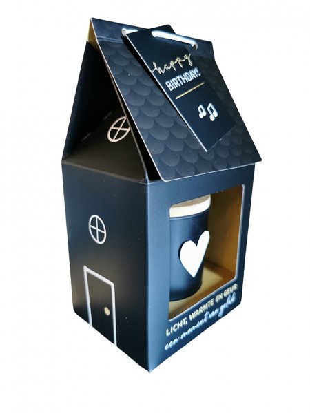 Het product GEUR VOOR THUIS - Kaars Huisje Kado - BLACK EDITION Happy Birthday, modelnummer 230009003, is een unieke kaars in de vorm van een huisje. Onder de categorie TOYS_HOBBY_PARTY biedt het een feestelijke sfeer. Het is een ideaal cadeau om een verjaardagsfeest te verlichten. Plaats de kaars op een veilige, stabiele ondergrond en geniet van de gezellige ambiance.