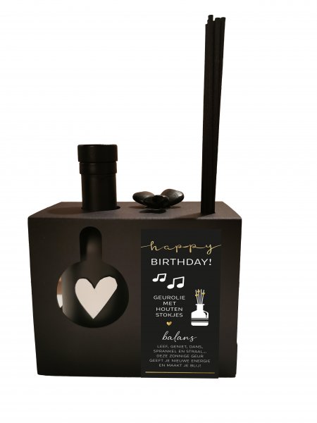 De GEUR VOOR THUIS - Happy birthday - geurolie met houten stokjes - BLACK EDITION,  heeft de eigenschap dat het een verfijnde geur verspreidt voor een feestelijke ambiance. Plaats de stokjes in de fles en laat de geur subtiel uw leefruimte vullen. Perfect voor elke verjaardag.