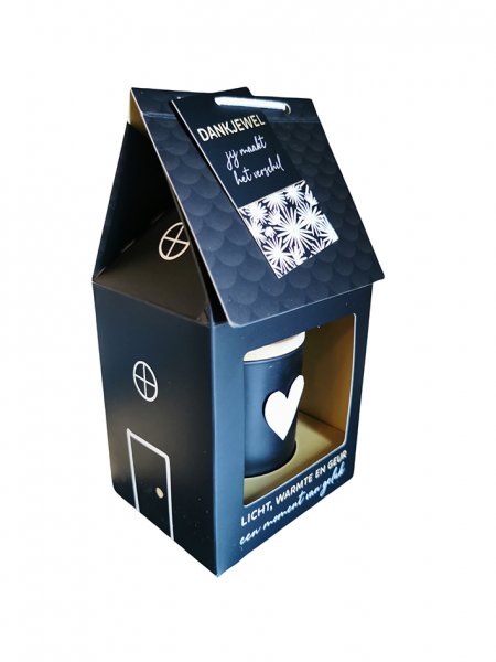 GEUR VOOR THUIS - Kaars Huisje Kado - BLACK EDITION, modelnummer 230009005, combineert stijl met gezelligheid. Als onderdeel van de categorie Speelgoed, Hobby & Feest, is het ideaal voor elke sfeervolle avond. Plaats de kaars in het huisje om een warme en uitnodigende geur te verspreiden. Perfect als gift of voor jezelf om van te genieten.