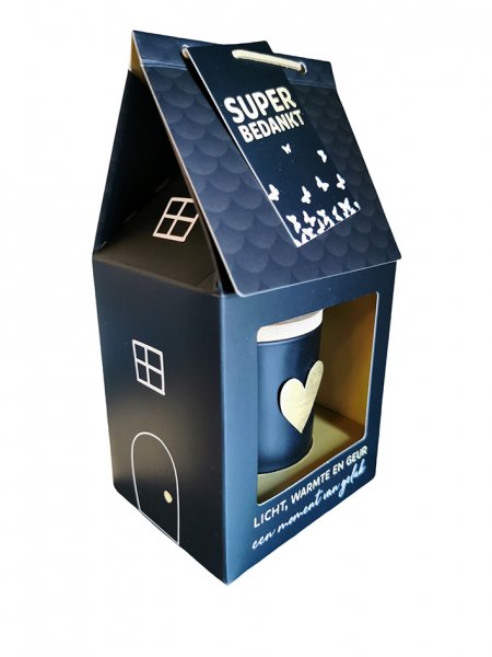 De GEUR VOOR THUIS - Kaars Huisje Kado - BLACK EDITION heeft een unieke geur die een gezellige sfeer in huis brengt. Het modelnummer is 230009006 en behoort tot de categorie TOYS_HOBBY_PARTY. Dit product is meer voor decoratief gebruik dan om te dragen. Plaats het op een veilige plek en geniet van de geur.